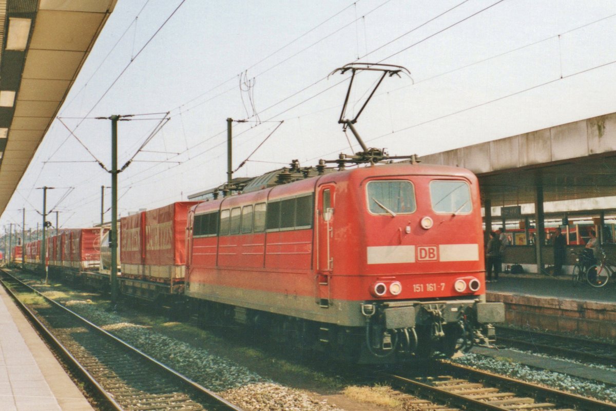 Überraschenderweise durchfahrt am 2 September 2005 151 161 mit ein KLV der Hannoveraner Hbf. Normalerweise wirden alle Guterzüge über die hannoverianer Stadtbahn umgeleitet und durchfahren nicht Hannover Hbf.