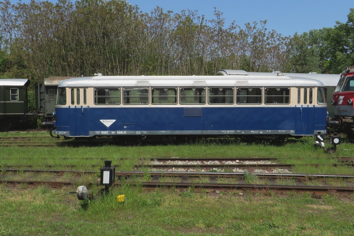Uerdinger schienenb�sse wurden in �sterreich in Lizenz gebaut und als Reihe 5081 in die �BB eingereiht. Heute schon langst ausgedient, sind einige Schienenb�sse bewahrt geblieben und eine davon ist 5081.15, der am 21 Mai 2023 ins Heizhaus Strasshof ein neues Asylum bekommen hat. 