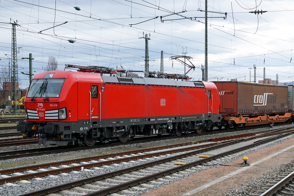 Um ein  Unikat  handelt es sich bei der DB 193 379, der 100ste MS Vectron (Mehrsystem-Vectron).
Mit etwas Fotografenglück konnte sie am 13. Februar 2020 mit dem Jubiläumskranz auf der Stirnfront in Basel Badischer Bahnhof verewigt werden.
Foto: Walter Ruetsch