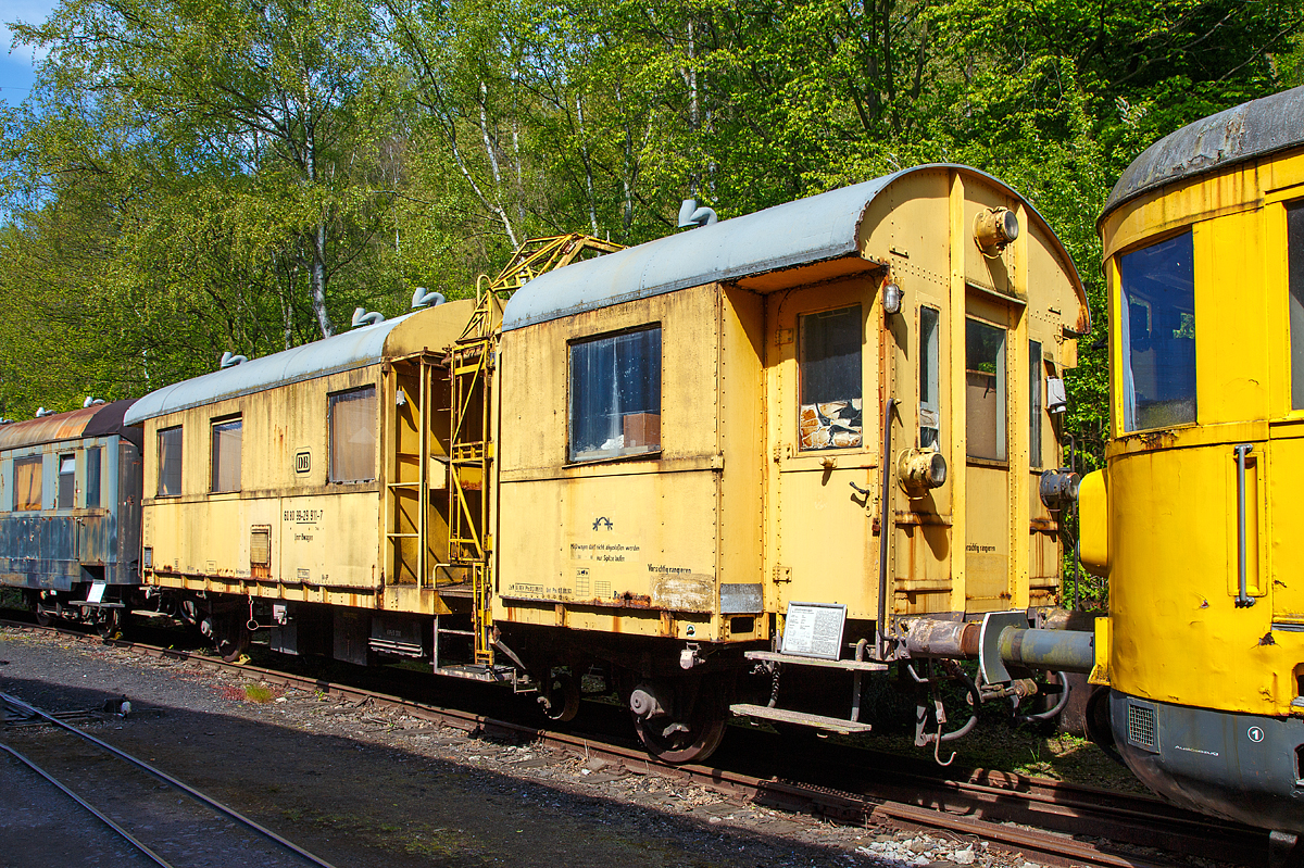 
Umrißwagen 746 (Umrißmesswagen Bauart 746)  ex Deutsche Bundesbahn 60 80 99-29 911-7, ex DB 6203 Essen, ex DB 2789, ex DRB 27897,  am 30.04.2017 im Eisenbahnmuseum Bochum-Dahlhausen.

Die Eisenbahn muß neben den täglichen „„normalen“ Transportaufgaben auch außergewöhnliche Sendungen mit Lademaßüberschreitungen befördern. Eine solche Überschreitung tritt ein, wenn ein Ladegut.in seiner Höhe und/oder Breite das Lichtraumproﬁl überschreitet. Damit sichergestellt wird, daß bei diesen Transporten feststehende Bauwerke wie z.B. Brücken, Stellwerke oder Signale passiert werden können, muß vor der Fahrt der Abstand vom Gleis zu diesen Hindernissen ausgemessen werden. Da derartige Transporte mit Lademaßüberschreitungen durchaus häufiger vorkommen, lohnt der Einsatz eines eigenen Umrißmesswagens für diesen Zweck. Dazu wurde ein ausgedienter Personenwagen (wie hier eine Donnerbüchse Bi29-1) so umgebaut, daß in dem Ausschnitt des ehemaligen Fahrgastraumes Meßgeräte angebracht wurden. Diese werden bei der Meßfahrt auf die entsprechende Lademaßüberschreitung der Sendung eingestellt und prüfen, ob die Vorbeifahrt an Hindernissen ohne Probleme möglich ist.

Neben dem Bereich für die Meßgeräte ist im Inneren ein Werkstattraum, ein Meßraum und ein Aufenthaltsraum mit Übernachtungsmöglichkeit eingerichtet. 

Für den hier ausgestellten Umrißmesswagen fand einPersonenwagen 2. Klasse der Bauart Bi-29 Verwendung, der von der Deutschen Reichbahn-Gesellschaft (DRG) ab 1929 in Dienst gestellt wurde. Bis Ende der 1960er. Jahre standen diese Fahrzeuge im Personenzugdienst im ln- und Ausland im Einsatz. Zahlreiche Wagen wurden nach Außerdienststellung in Bahndienstwagen oder Bauzugwagen umgebaut.

TECHNISCHE DATEN:
Spurweite: 1.435 mm
Anzahl der Achsen: 2
Umbaujahr: 1965
Länge über Puffer : 14.400 mm
Achsabstand: 8.500 mm
Eigengewicht: 21,1  t 
Höchstgeschwindigkeit : 90 km/h
