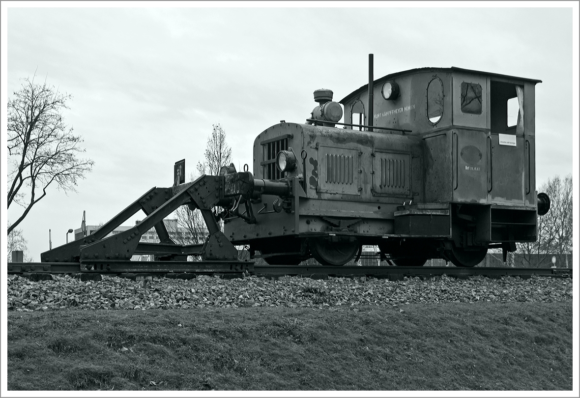 Und hier von der anderen Seite in schwarz/wei�......

Die Gmeinder vom Typ N 50, ex 272 der Kurt Kampffmeyer M�hlen, ist beim Technoseum in Mannheim ausgestellt, hier aufgenommen am 03.01.2014. 