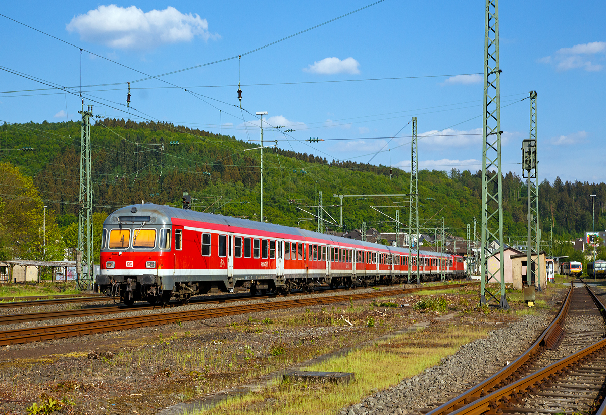 
Und hier nochmals nun als Nachschuß...
Die 111 028-7 (91 80 6111 028-7 D-DB) der DB Regio NRW mit n-Wagen (ex Silberlinge) als Verstärker zum RE 9 - Rhein-Sieg-Express (Aachen-Köln-Siegen) am 15.05.2015 kurz vor der Einfahrt in den Bahnhof Betzdorf/Sieg.

Am Zugende war der 2. Klasse Karlsruher-Steuerwagen  D-DB 50 80 82-34 347-8 Bnrdzf 470.0 („Karlsruher Kopf“ ).