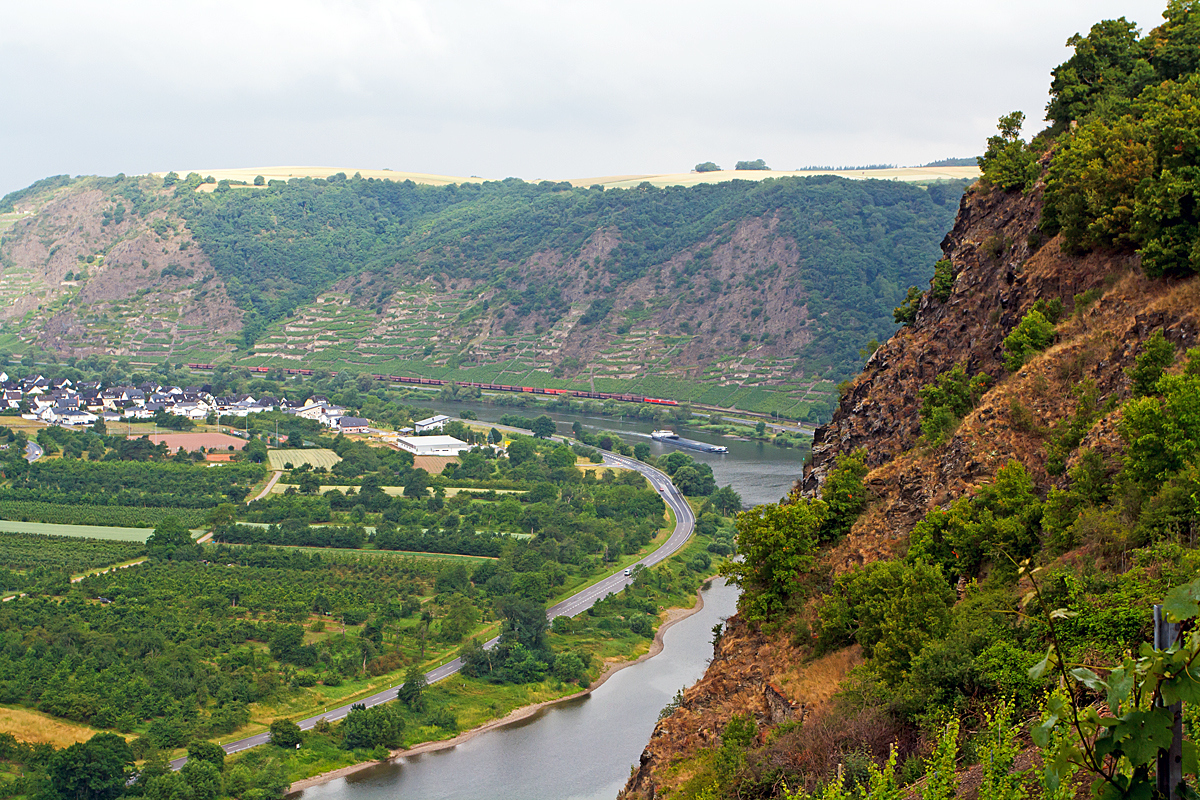 
Und kurz drauf kommt ei leerer Erzzug zurück. Blick vom Rasthof Winningen-West  Moselblick  am 20.06.2014 . 