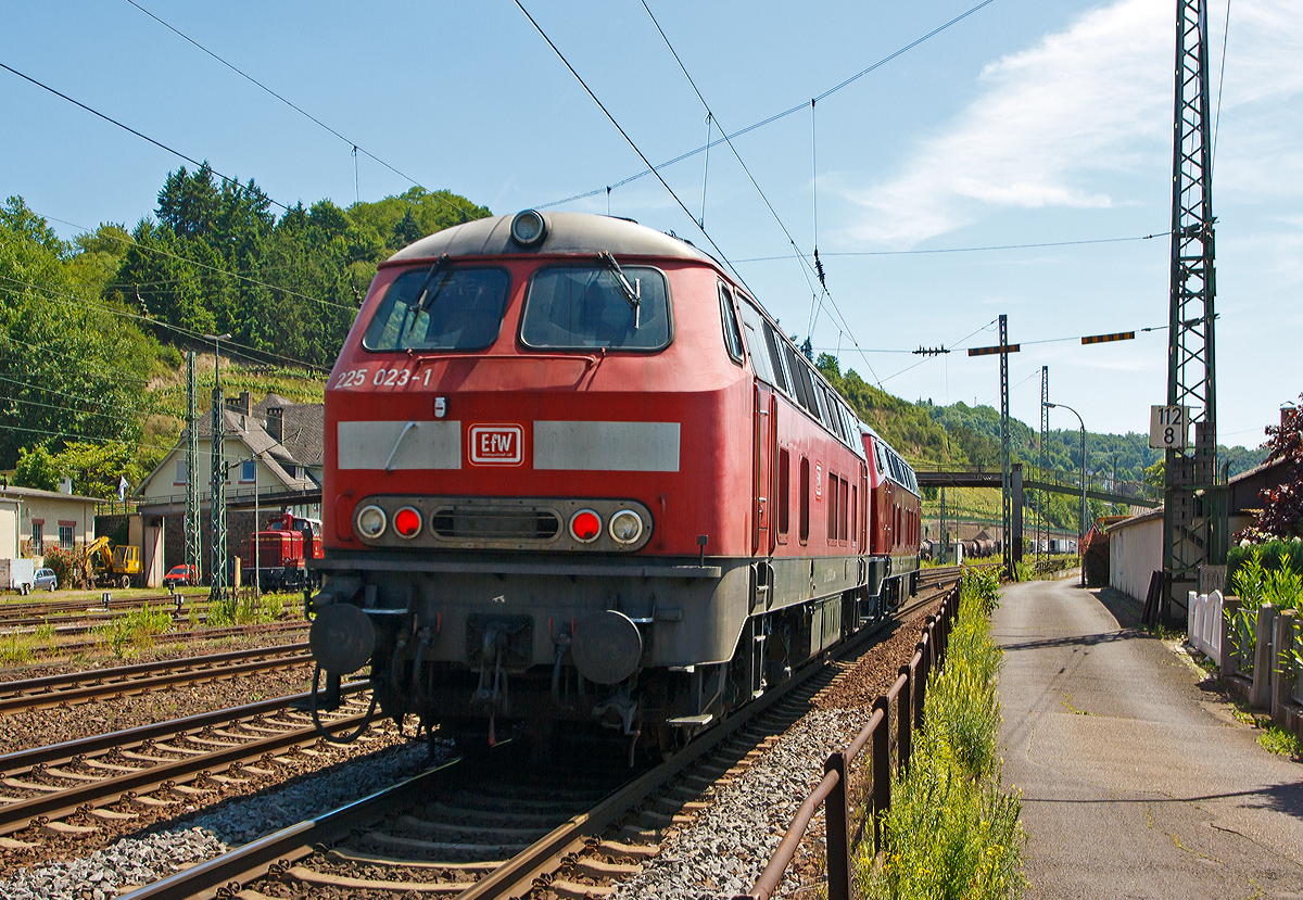 
Und nochmal im Nachschuß.....
Die 215 025-8 eigentlich 225 025-6 (92 80 1225 025-6 D-EFW) und die 225 023-1 (92 80 1225 023-1 D-EFW) der EfW-Verkehrsgesellschaft mbH fahren am 06.06.2014 als Lokzug durch Linz am Rhein in Richtung Süden.  

Beide V 163 wurden 1970 bei Krupp in Essen gebaut, die 225 025-6 unter der Fabriknummer 5046 und wurde als 215 025-8 an die DB geliefert, 2001 erfolgte der Umbau und Umzeichnung in DB 225 025-6, die 225 023-1 unter der Fabriknummer 5044 und wurde als 215 023-3 an die DB geliefert, auch ihr Umbau und Umzeichnung erfolgte 2001 in DB 225 023-1. Beide Loks besitzen zusätzlich die belgische Zugsicherung.
Seit 2013 sind die Loks nun bei der EFW. 
