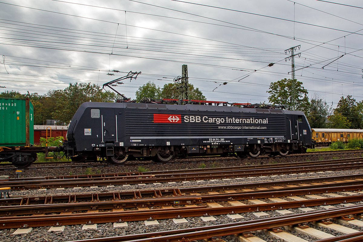
Und nun noch als Seitenportrait:
Die an die SBB Cargo International AG vermietete MRCE ES 64 F4 – 282 bzw. E 189-983 (91 80 6189 282-7 D-DISPO Class 189-VK) fährt am 04.09.2020 mit einem Containerzug durch Koblenz-Lützel in Richtung Norden.

Die Siemens EuroSprinter wurde 2009 von Siemens in München unter der Fabriknummer 21636 gebaut. Diese Lok hat Zulassung für Deutschland, Österreich, Niederlande und Rumänien.

Die BR 189 (Siemens ES64F4) hat eine Vier-Stromsystem-Ausstattung. Sie ist in allen vier in Europa üblichen Bahnstromsystemen einsetzbar. Diese hier hat die Variante K (Class 189-VK) und besitzt die Zugbeeinflussungssysteme LZB/PZB, ETCS und ATB für den Einsatz in Deutschland und den Niederlanden.
Die Stromabnehmerbestückung ist folgende: 
Pos. 1: DE, AT, NL (AC), DK, CZ (AC), HR (AC), HU, RO
Pos. 2: NL (DC), CZ (DC), FR (DC), SK, LU (DC)
Pos. 3: NL (DC), CZ (DC), FR (DC), SK, LU (DC)
Pos. 4: DE, AT, NL (AC), DK, CZ (AC), HR (AC), HU, RO
