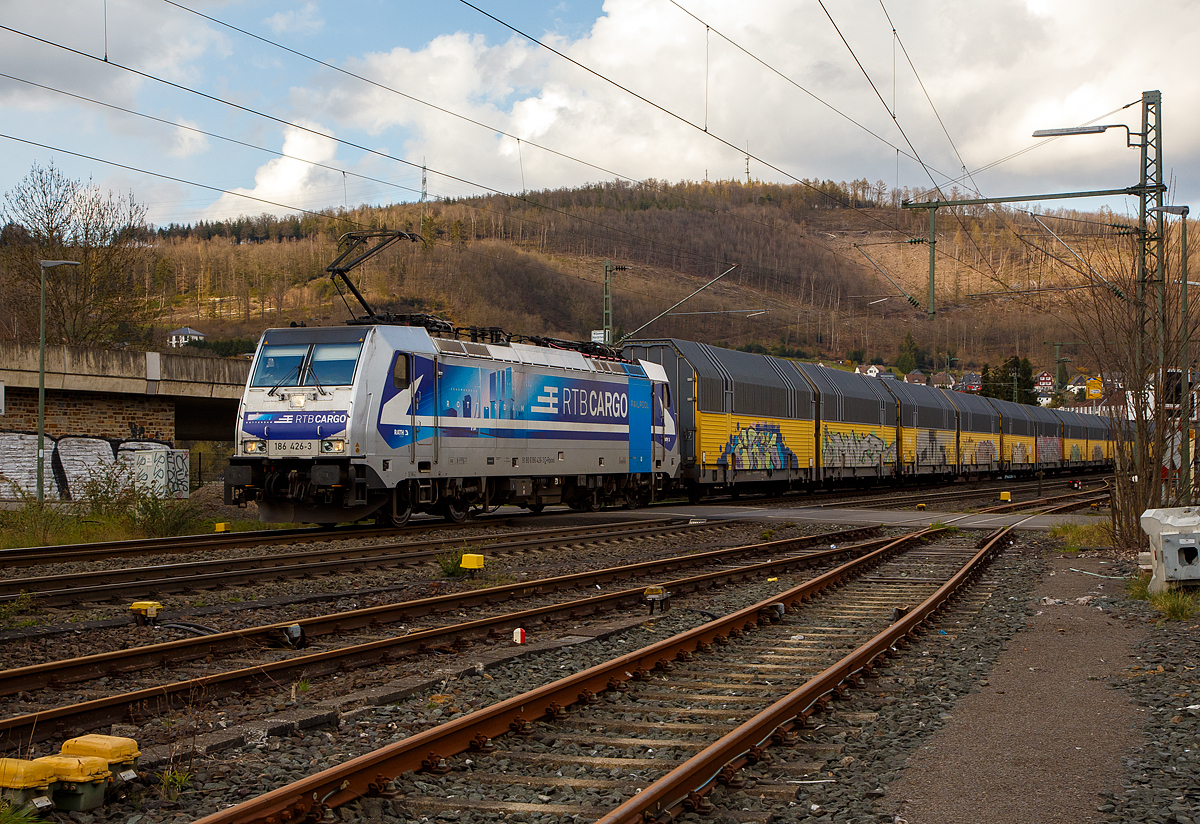 Und sonntags fahren auch G�terz�ge......
Die an die RTB Cargo - Rurtalbahn Cargo vermietete Railpool 186 426-3 (91 80 6186 426-3 D-Rpool) f�hrt am 10.04.2022, mit einem sehr langen Doppelstock- Autotransportzug der ARS Altmann AG (mit Wagen der Gattung Hccrrs), durch Niederschelden in Richtung K�ln.

Die Bombardier TRAXX F140 MS2E wurde 2015 von Bombardier in Kassel unter der Fabriknummer 35188 gebaut und an die Railpool ausgeliefert. Die Multisystemlokomotive hat die Zulassungen bzw. besitzt die L�nderpakete f�r Deutschland, �sterreich, Belgien und die Niederland (D/A/B/NL).