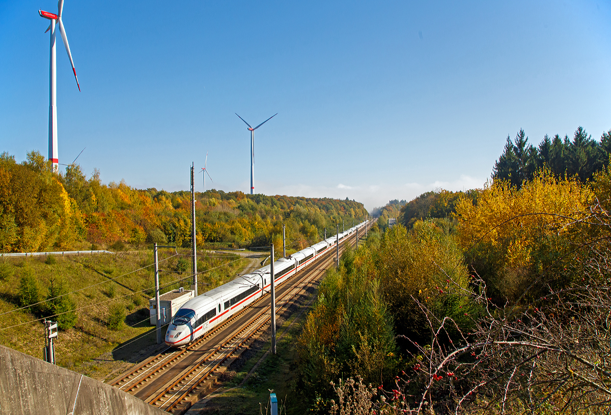...und verschwinden als bald, mit ca. 300 km/h, in den 1.110 m langen Tunnel Elzer Berg (in Richtung Köln)....
Die beiden gekuppelten ICE 3 (BR 403) Tz 354  Mittenwald  und Tz 304  München  auf der Schnellfahrstrecke Köln–Rhein/Main (KBS 472) am 15.10.2017 beim Elzer Berg.