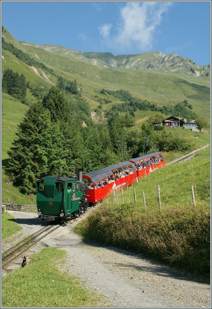 Und weiter geht die Fahrt Richtung Rothorn mit der BRB H 2/3 16 welche nun frisch getr�nkt ihren Zug N� 5 Bergw�rts schiebet. 
Bei Planalp, den 30 August 2013
