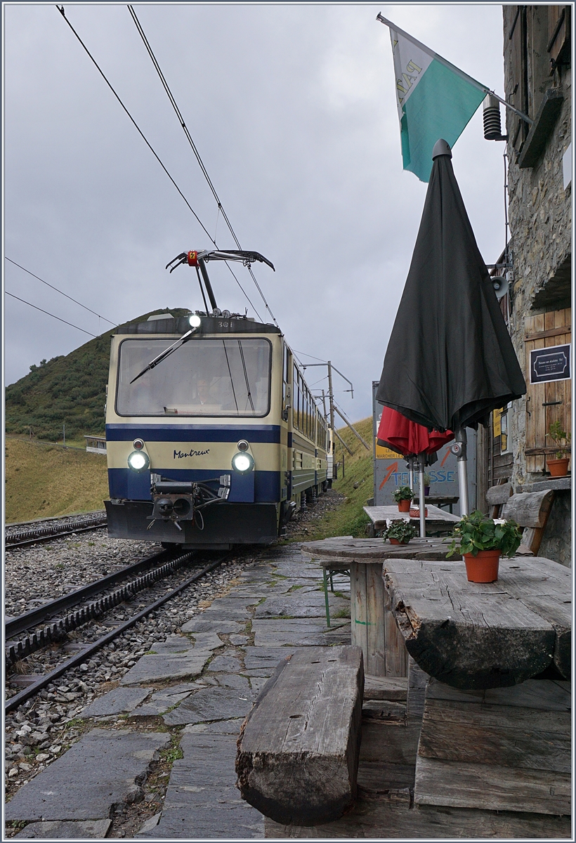 Und zum Nachtisch gibt's Bhm 4/8 - die Züge fahren erfreulich nah an den Tischen der Buvette Jaman vorbei...
16. Sept. 2017 