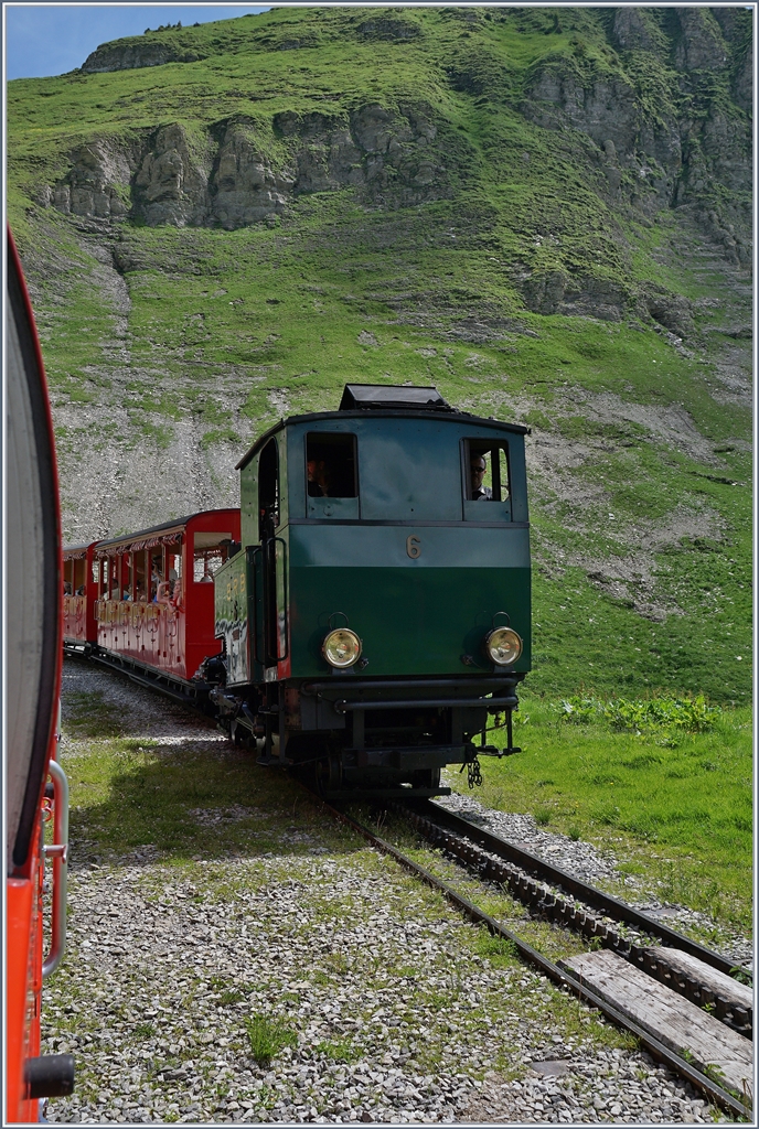 Unser bergwärts fahrender Zug BRB kreuzt in Oberstaffel die beiden talwärts fahrenden Züge mit den Loks H 2/3 N° 15 (Ölgefeuert) und H 2/3 N° 6 (Kohlegefeuert). 
7. Juli 2016
