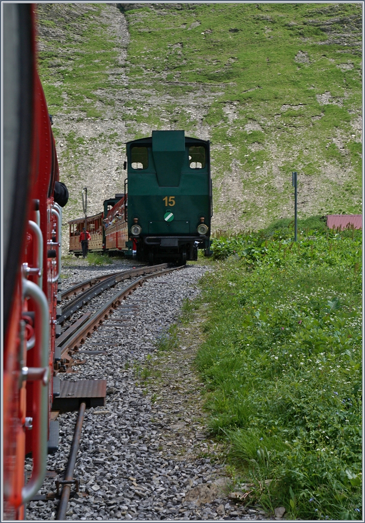 Unser bergwärts fahrender Zug BRB kreuzt in Oberstaffel die beiden talwärts fahrenden Züge mit den Loks H 2/3 N° 15 (Ölgefeuert) und H 2/3 N° 6 (Kohlegefeuert). 
7. Juli 2016