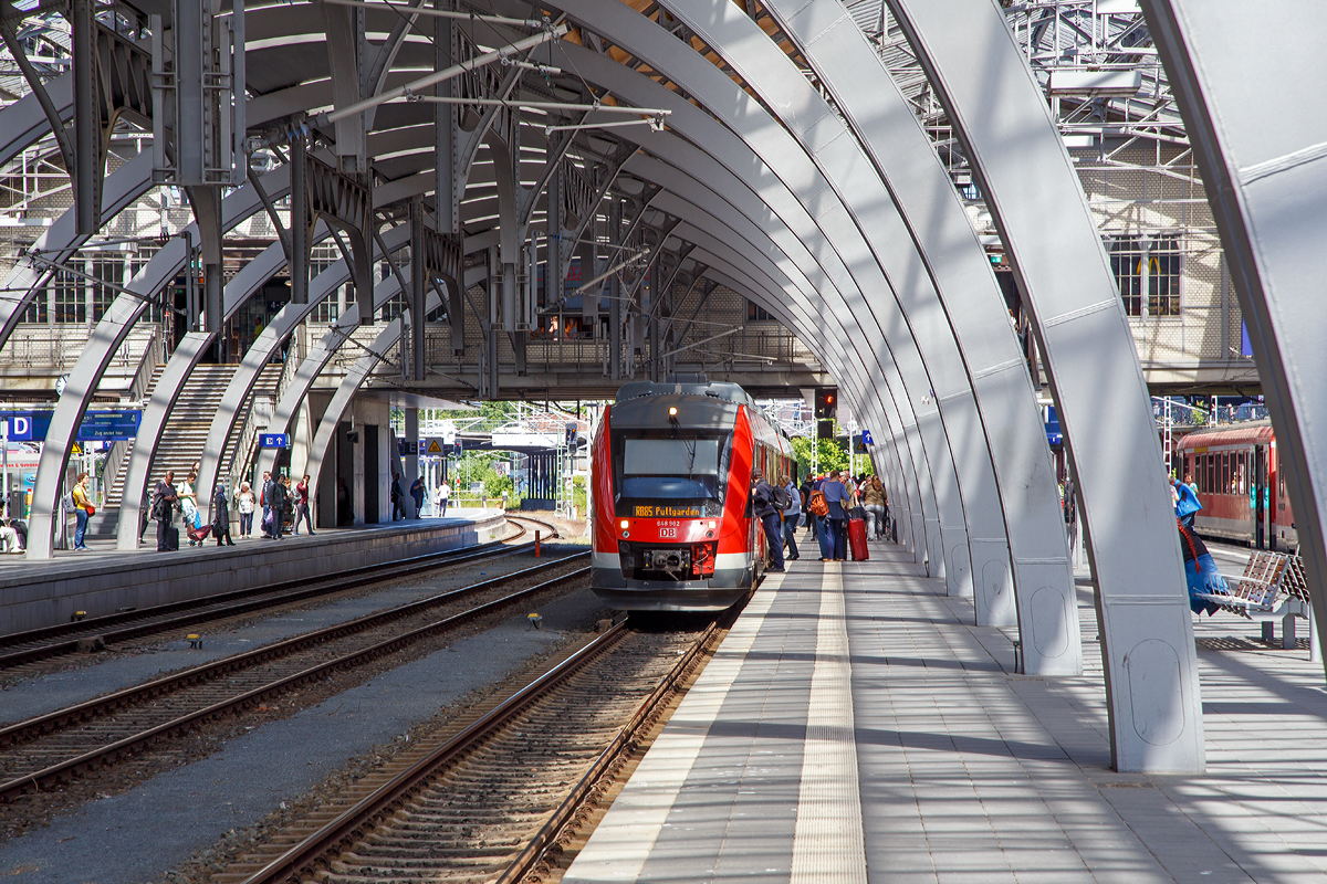 Unser Regionalbahn fährt ein......
Zwei gekuppelte Alstom Coradia LINT 41 der DB Regio fahren am 11.06.2015 in den Hauptbahnhof Lübeck ein. Beide fahren gemeinsam dann als RB 85 Lübeck – Bad Schwartau – Timmendorfer Strand – Sierksdorf, in Sierksdorf werden sie dann geteilt, der eine fährt dann nach Neustadt in Holstein, der andere fährt dann via Oldenburg in Holstein, Großenbrode und Fehmarn-Burg nach Puttgarden.
