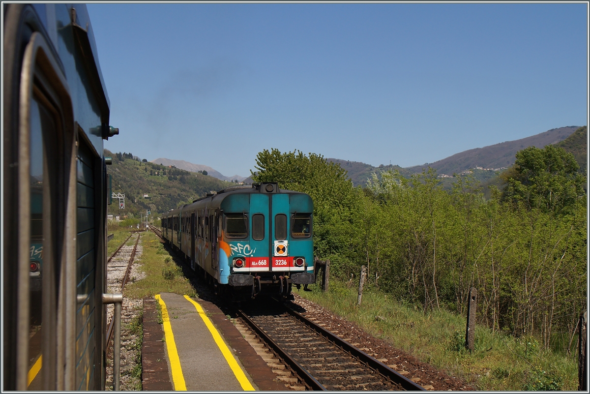 Unser Zug nach Pisa kreuzte in Diecimo-Pescaglia den Gegenzug 6970, welcher auf der Fahrat nach Aulla Lunigiana unterwegs ist.
20. April 2015