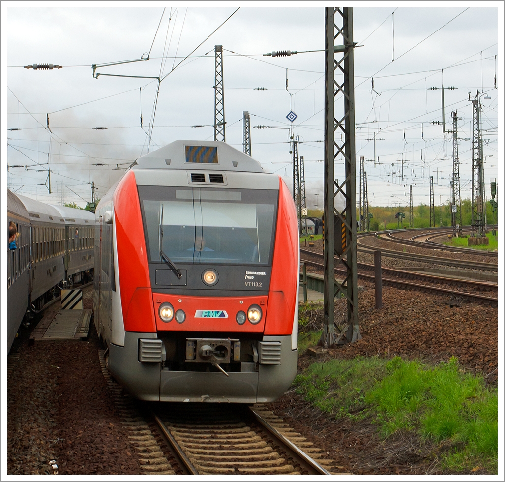 Unserem Dampfsonderzug kommt am 28.04.2013 zwischen Darmstadt und Frankfurt der VIAS VT 113 (95 80 0615 113-7 und 95 80 0615 613-6 D-VIAS) ein zweiteiliger Bombardier Itino D entgegen. 

Der Triebzug wurde 2005 bei Bombardier unter den Fabriknummern 24623 und 24624 gebaut. Der dieselhydraulische Triebzug mit der Achsformel B'(2)B' hat zwei Dieselmotore mit je 500 kW.