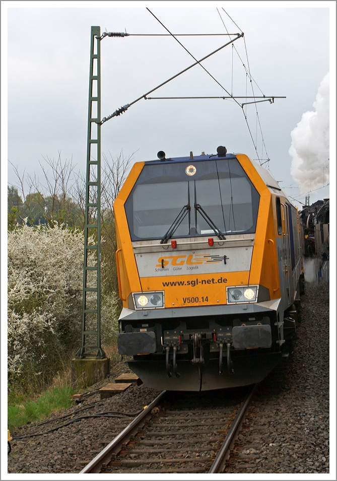 Unserem Dampfzug kommt am 28.04.2013 auf der Lahntalbahn die V 500.14 SGL Schienen G�ter Logistik GmbH mit einem Bauzug entgegen.
 
Die Lok ist eine Voith Maxima 40 CC und wurde 2009 von Voith unter der Fabriknummer L06-40009 gebaut. Da diese Lok eine Mietlok ist, Eigent�mer ist Voith Turbo Lokomotivtechnik, tr�gt sie die NVR-Nummer 92 80 1264 009-2 D-VTLT. Diese diesel-hydraulische Loks mit der Achsformel C-C haben eine Leistung von 4.895 PS
