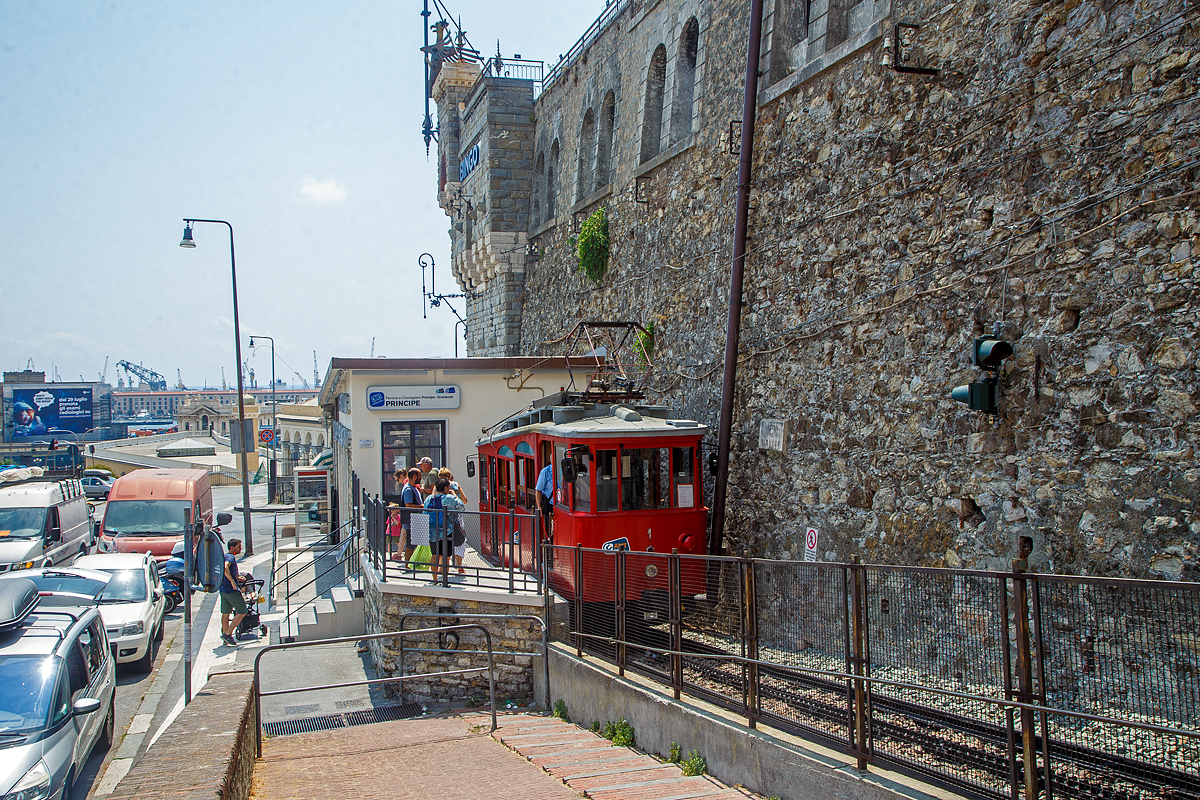 Unweit und oberhalb des Bahnhof Genova Piazza Principe gibt es einen kleine Zahnradbahn die Ferrovia Principe Granarolo.

Der Triebwagen 1 (heute der einzige) der Ferrovia Principe Granarolo (Zahnradbahn) am 23.07.2022 an der Talstation Principe

Die Zahnradbahn Ferrovia Principe–Granarolo ist ein �ffentliches Verkehrsmittel in Genua, Italien und verkehrt tags�ber alle 20 bis 30 Minuten. Der Betrieb erfolgt seit 1964 durch die AMT Genova (Azienda Mobilit� e Trasporti Genova S.p.A). Die 1901 er�ffnete Strecke mit einer Spurweite von 1.200 mm ist insgesamt 1,13 Kilometer lang und bew�ltigt einen H�henunterschied von 194 Metern. Der Triebwagen verkehrt mit einer Geschwindigkeit von 8 km/h. Eine Besonderheit f�r eine Zahnradbahn ist die Abtsche Ausweiche, mit der die Zugkreuzungen ohne umzustellende Weichen funktionierten. Daf�r mussten die Triebwagen mit asymmetrischen Rads�tzen ausger�stet werden und die Oberkante der Zahnstange lag auf H�he der Schienenoberkante. Die Wagenk�sten wurden, ebenfalls vergleichbar mit Standseilbahnwagen, der mittleren Steigung angepasst.

Die Strecke der Zahnradbahn wurde jahrelang nur im unteren Teil bis zur Haltestelle Via Bari knapp vor der Ausweiche etwa in der Mitte der Strecke mit Fahrg�sten befahren (ca. 500 Meter). Der Betrieb des oberen Teils der Strecke war wegen erforderlicher Reparaturarbeiten an den St�tzmauern und dem Oberbau nicht m�glich. Der einzige vorhandene Triebwagen verkehrt mit einem �ber dem bergseitigen Einstiegsraum aufgesetzten Scherenstromabnehmer. Der auf dem talseitigen Ende vorhandene Stangenstromabnehmer wird nicht mehr genutzt. In Granarolo existiert ein �berdachtes Geb�ude, in dem das Fahrzeug abgestellt und gewartet wird. Die Ausweiche in Streckenmitte ist au�er Betrieb, und das zweite Fahrzeug soll sich nach Angaben der Bahnbediensteten in Aufarbeitung f�r ein Museum befinden.

Seit 13. November 2012 findet Fahrgastbetrieb wieder auf der gesamten Strecke statt, nachdem die St�tzmauer im oberen Teil stabilisiert wurde. Die bisherigen Riggenbach-Leiterzahnstangen wurde durch Flachstahlzahnstangen System von Roll ersetzt.

TECHNISCHE DATEN:
Er�ffnung: 1901
Streckenl�nge:1,130 km
Spurweite:	1.200 mm
Stromsystem: 550 DC (Geichstrom)
Maximale Neigung: 214 ‰
Gefahrene H�chstgeschwindigkeit: 8 km/h
Zahnstangensystem: Riggenbach
