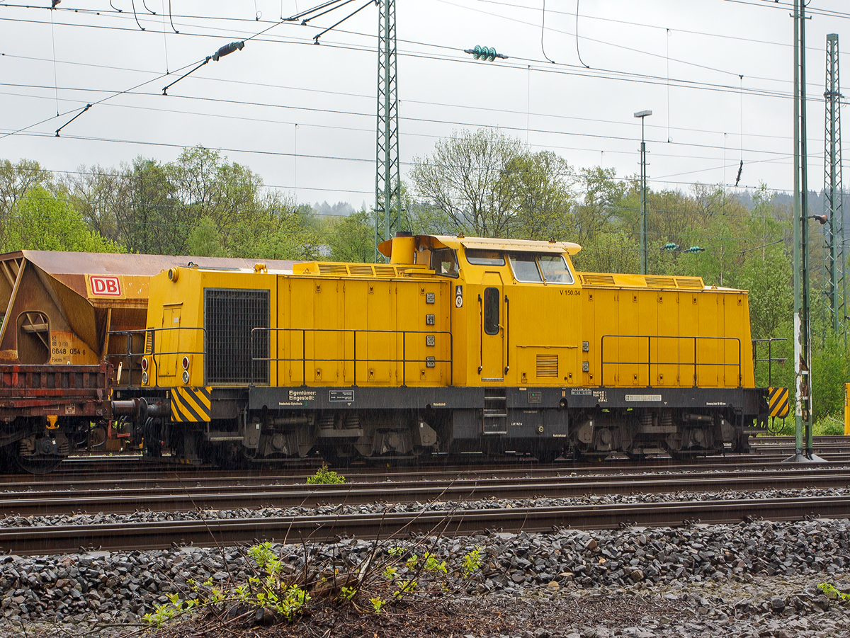 
V 150.04, ex DR 110 966-9, ex DR 710 966 (eine V 100.5 ost) der SGL Schienen-Güter-Logistik GmbH abgestellt (im Regen) am 06.05.2012 in Betzdorf/Sieg. 

Die Lok wurde 1983 von LEW 1983 unter der Fabriknummer 17315 gebaut und als DR 110 966-9 in Dienst gestellt,  1992 Umzeichnung in 710 966-3  und  1996 die Ausmusterung  bei der DB. 1999 erfolgte ein Umbau gemäß Umbaukonzept BR 293 der ABB Daimler Benz Transportation GmbH, 2007 erhilt die Lok die NVR-Nummer   92 80 1293 510-4 D-EPOOL  .
