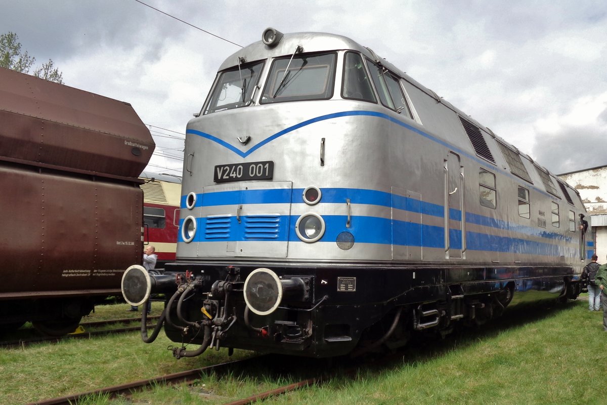 V 240 001 steht am 9 April 2017 in Dresden-Altstadt.