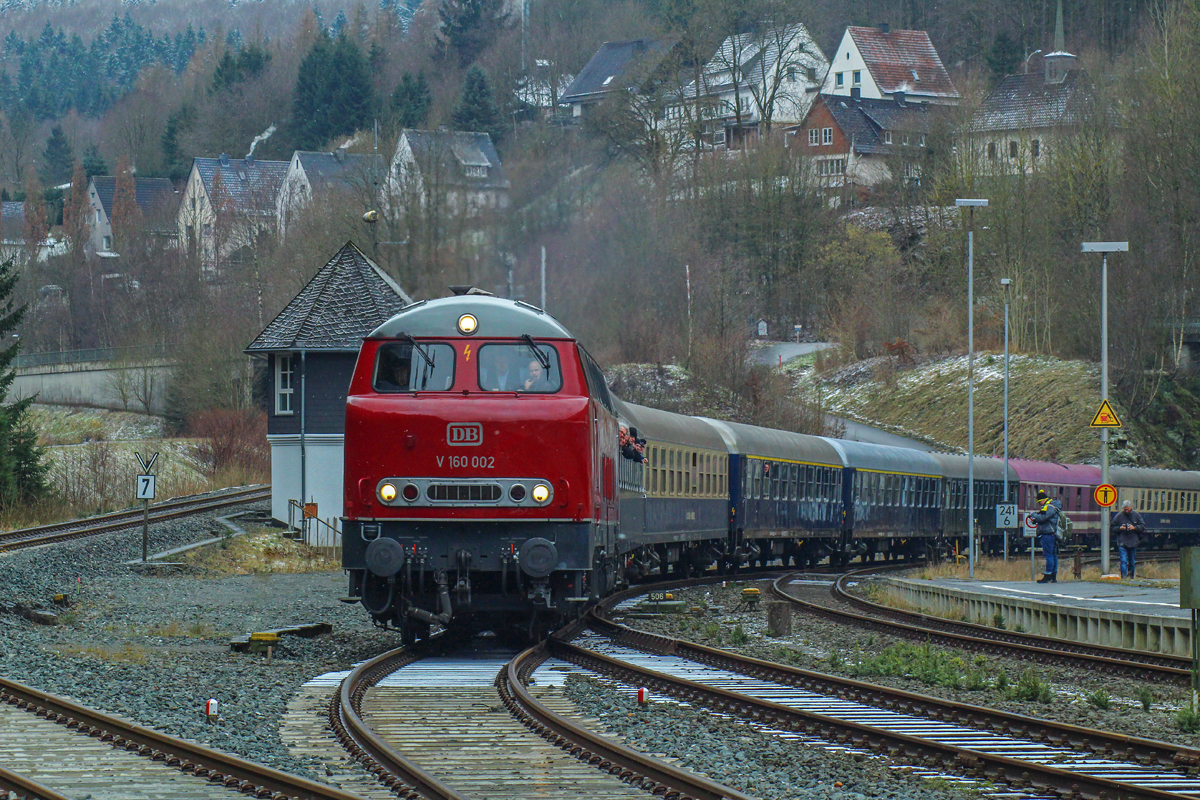V160 / 216 002, auch besser bekannt als  Lollo  fuhr am heutigen Samstag, 03.02.2018 einen Ski-Sonderzug nach Willingen, anl�sslich des Skisprung-Weltcups. Allerdings ist die Bezeichnung  Skisonderzug  ein bisschen mild ausgedr�ckt,  Sauf- und Partysonderzug  trifft es eher :-D. Der Zug kam aus M�nster, am Abend fuhr er genau dort auch wieder hin. Hier ist er in Brilon-Wald zu sehen.