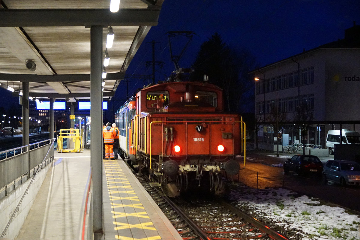 Verein Depot und Schienenfahrzeuge Koblenz/DSF.
Am 29. Dezember 2020 wurde die Zweisystemlokomotive Ee 3/3 II 16515 mit dem RBe 540 von Biel nach Oensingen �berf�hrt.
Die Aufnahme dieser einmaligen Fuhre wurde beim Zwischenhalt in Grenchen-S�d verewigt.
In den Jahren 1962 und 1963 wurde eine Serie von neun Lokomotiven mit der elektrischen Ausr�stung von SAAS (Mechanik SLM, Fabrik-Nr. 4425–4433) an die SNCF geliefert, welche 1971 von den SBB gekauft wurde und dabei die Betriebsnummern 16511–16519 erhielt.
Zum Einsatz gelangten sie in Grenzbahnh�fen.
Foto: Walter Ruetsch