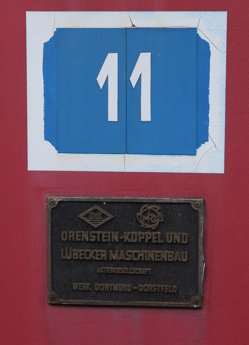 Verein EW Nostalgie: Vom Ruhrgebiet in die Schweiz. Nach einem Aufenthalt als Denkmallok bei VT Verkehrs- und Industrietechnik AG, Neuenhof fand diese f�r die Schweiz einmalige Lok ihren neuen Platz beim Verein EW Nostalgie, der die Tm 2/2 O&K am 7. Januar 2017 auf der Strasse in die Klus bei Balsthal z�gelte. Vorerst findet sie Verwendung um die Personenwagen zu rangieren, die in einer auf dem Industriegebiet stehenden Halle der fr�heren von Roll AG aufgearbeitet werden. Am ll. Fbebruar 2017 konnte die sehr spezielle Lok zum ersten Mal in ihrer neuen Heimat abgelichtet werden.
Foto: Walter Ruetsch  