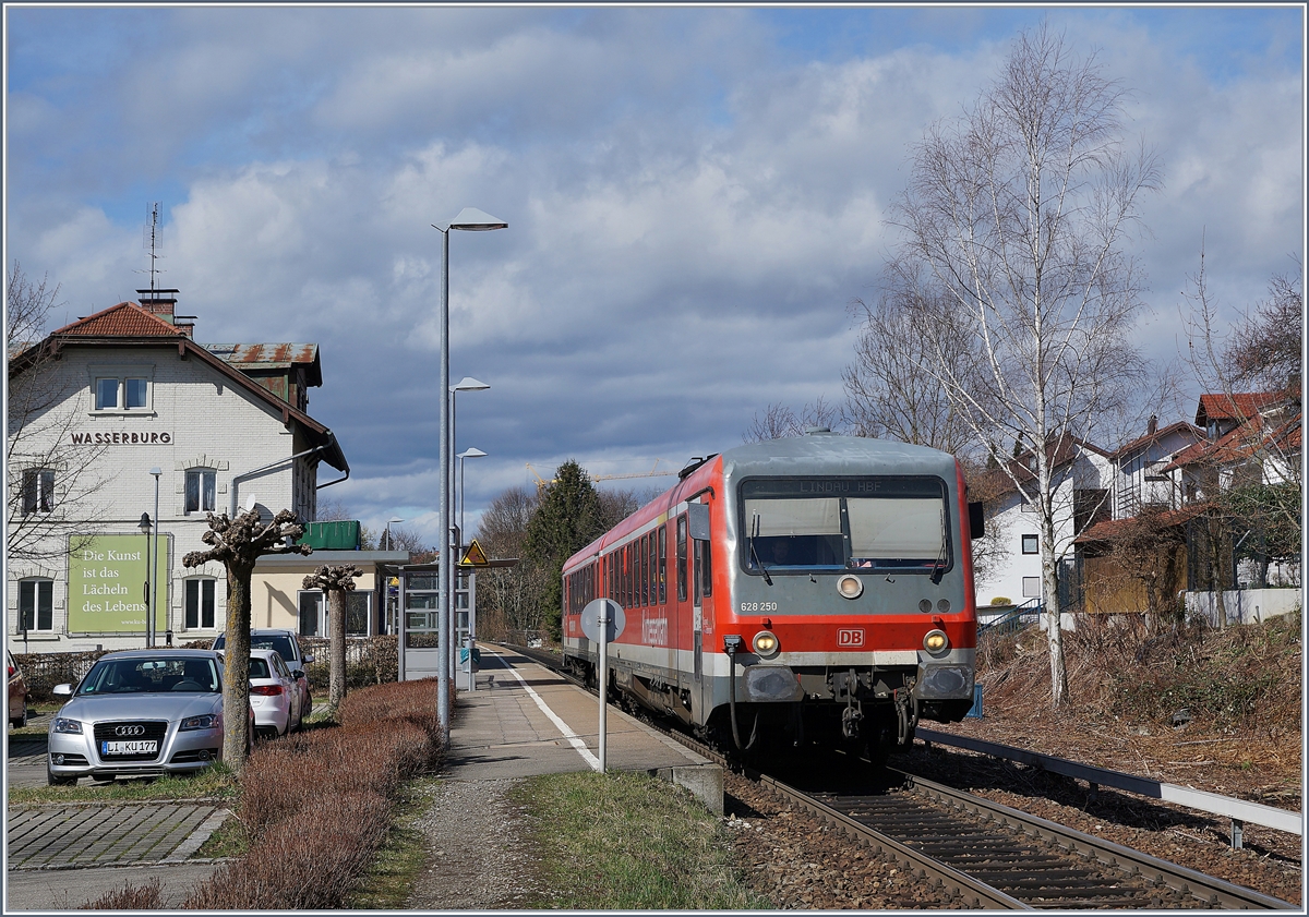Vergeblich suchte ich in Wasserburg Formsignale, aber der 628 250 der  Kurhessenbahn  mit dem Bahnhof war mir dann doch ein Foto wert. 


16. März 2019