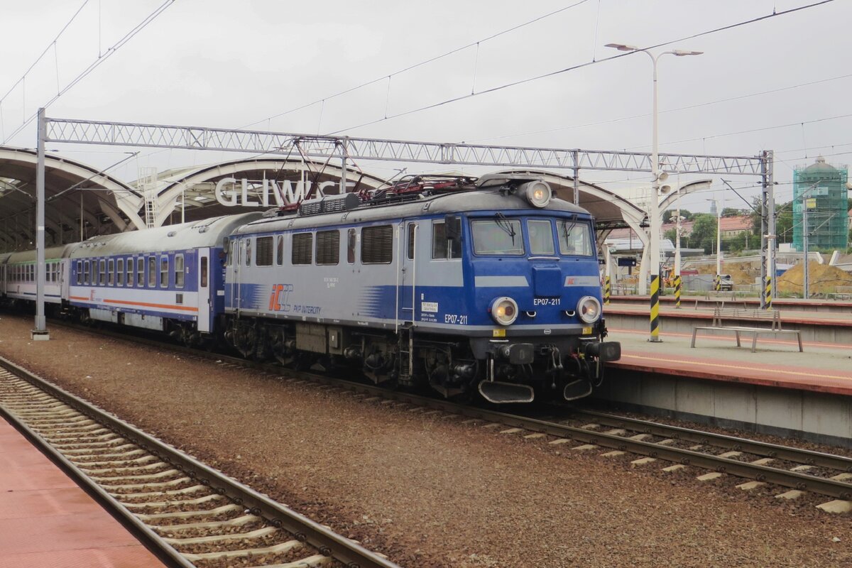 Verspätung? EP07-211 steht mit der Nachtzug aus Terespol/Tiraspol in Ostmoldawien in Gliwice am 24 Augustus 2021 mit + 1452 -und unsere schnelle Rechner wissen, das 1440 Minuten innerhalb ein Tag gehen (24 Stunden x 60 Minuten pro Stunde)...