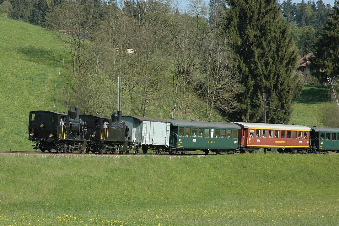 VHE Ed 3/4 Nr. 11 und Nr. 2 mit Zug oberhalb Gammenthal (Quelle Wikipedia, Bild Tinu G, CC BY-SA 4.0)