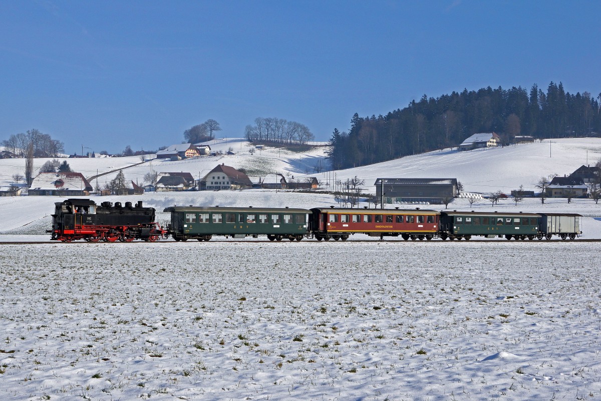 VHE: Winterdampf in der Region Oberaargau. Burgdorfer-Fonduefahrt 2014 mit der ex DB BR 64518 (BUBIKOPF) der VHE. Anl�sslich ihrer vorl�ufig letzten Fahrt, wurde die sch�ne Lok am 25. Januar 2014 bei herrlichem Winterwetter zwischen Huttwil und Rohrbach im Bilde festgehalten. Infolge einer gr�sseren Revision wird sie f�r ca. 2 Jahre aus dem Betrieb zur�ckgezogen.
Foto: Walter Ruetsch 
