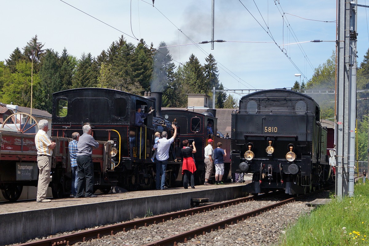 VHE/DBB: Auf der auf Busbetrieb umgestellten Teilstrecke Sumiswald Gr�nen - Huttwil verkehren wieder Dampfz�ge. Am 10. Mai 2015 waren mehrere Dampfz�ge unterwegs  von DBB und VHE. Der DBB Dampfzug f�r VHE unterwegs mit der EB 3/5 5810, ehemals SBB anl�sslich einer Zugskreuzung mit dem VHE Dampfzug mit der Doppeltraktion Ed 3/4 2, ehemals SMB und Ed 3/4 11, ehemals LHB in Affoltern-Weier. Beide Z�ge befanden sich auf Muttertagsfahrten im Emmental. Auf diesem verlassenen Bahnhof hat �berigens seit vielen Jahren keine Zugskreuzung mehr stattgefunden.
Foto: Walter Ruetsch