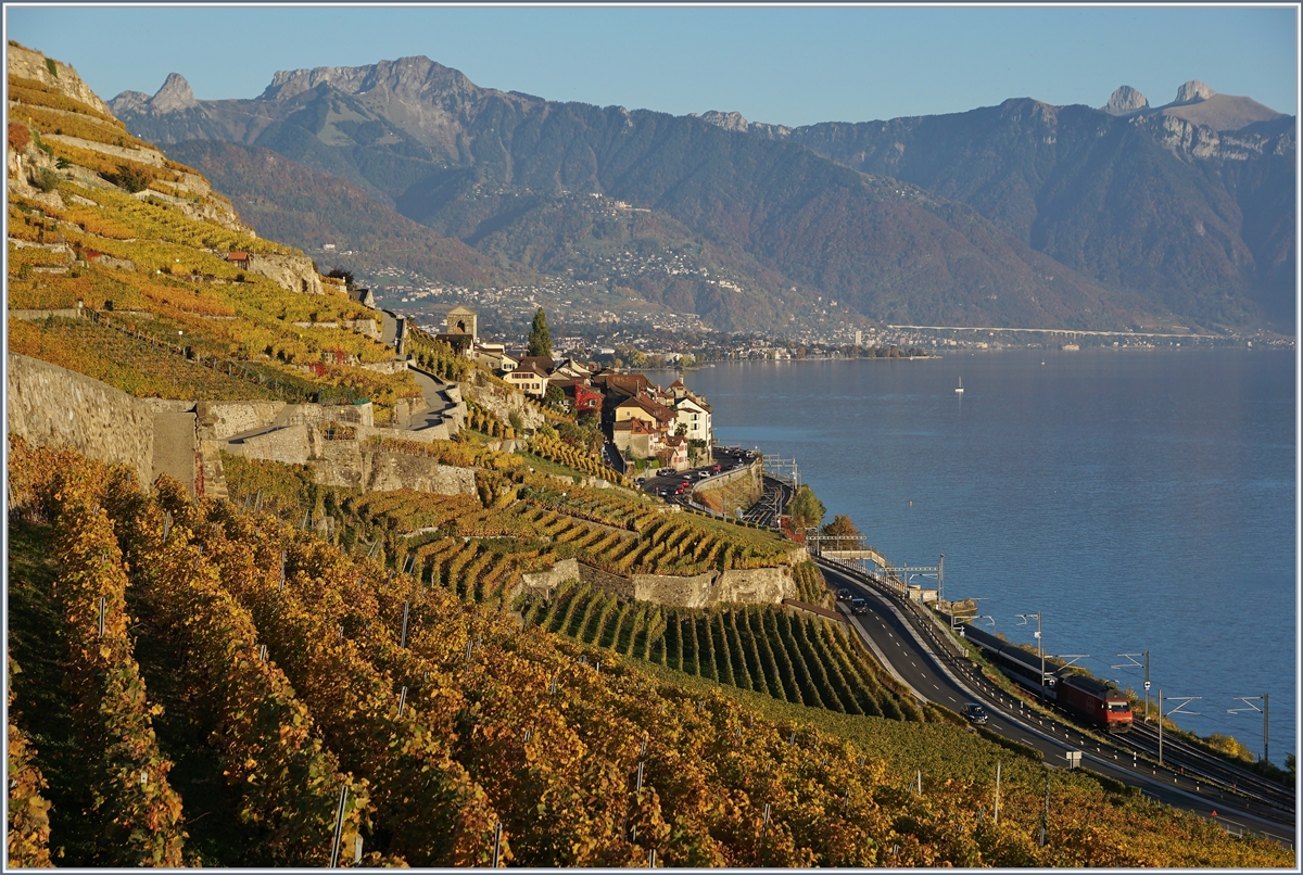 Viel Lavaux und Waadtländer Alpen und nur ein paar Pixel Eisenbahn; eine SBB Re 460 fährt mit ihrem IR bei St-Saphorin dem Genfer See entlang Richtung Lausanne.
16. Okt. 2017
