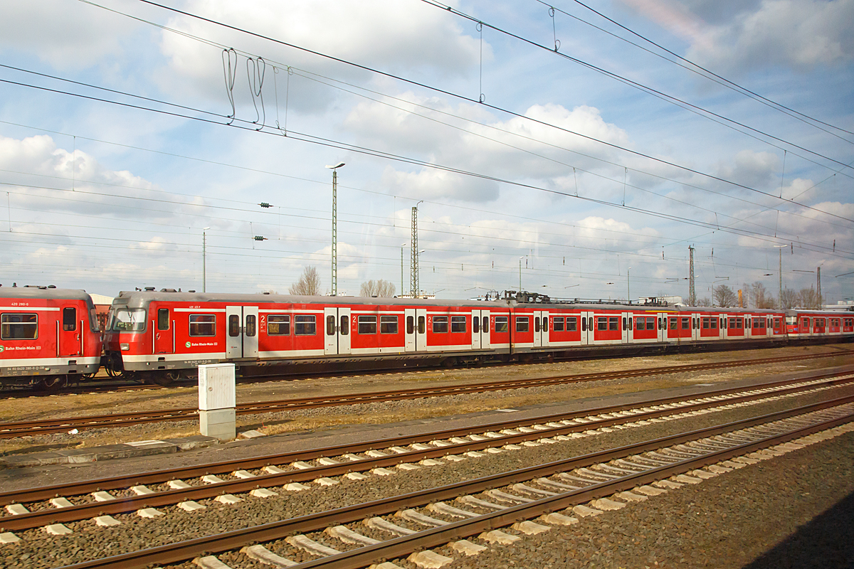 
Viele ET 420 der S-Bahn Rhein-Main sind nun nach der Einführung der ET 430 abgestellt.....
Hier ist u.a. der 420 431-9 am 28.02.2015 bei Offenbach/Main abgestellt. 

Die Aufnahme konnte ich aus einem fahrendem ET 430 heraus machen.