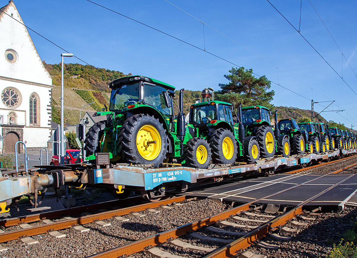 Vierachsige  lange Flachwageneinheit mit abgesenktem Fu�boden und Radvorlegern der TRANSWAGGON GmbH, der Gattung Laadkks (TWA 850 RV), UIC 27 80 4348 093-0 D-TWA, beladen mit Traktoren, am 29.09.2018 bei einer Zugdurchfahrt in Leutesdorf (Rhein).

TECHNISCHE DATEN:
Gattung: Laadkks (TWA 850 RV)
Spurweite: 1.435 mm
Anzahl der Achsen: 4
L�nge �ber Puffer : 30.980 mm
Ladel�nge : 29.740 mm 
Ladebreite : 3.100 mm 
Fu�bodenh�he �ber SOK: 850 / 1.000 mm
H�chstgeschwindigkeit: 100 km/h  / 120 km/h (leer)
Eigengewicht: 29.400 kg
Nutzlast: 42,6t ab Streckenklasse B
Achsabst�nde: 9.000 mm / 6.480 mm / 9.000 mm 
Verwendungsf�higkeit: RIV
Kleinster befahrb. Gleisbogenhalbmesser: 75 m
