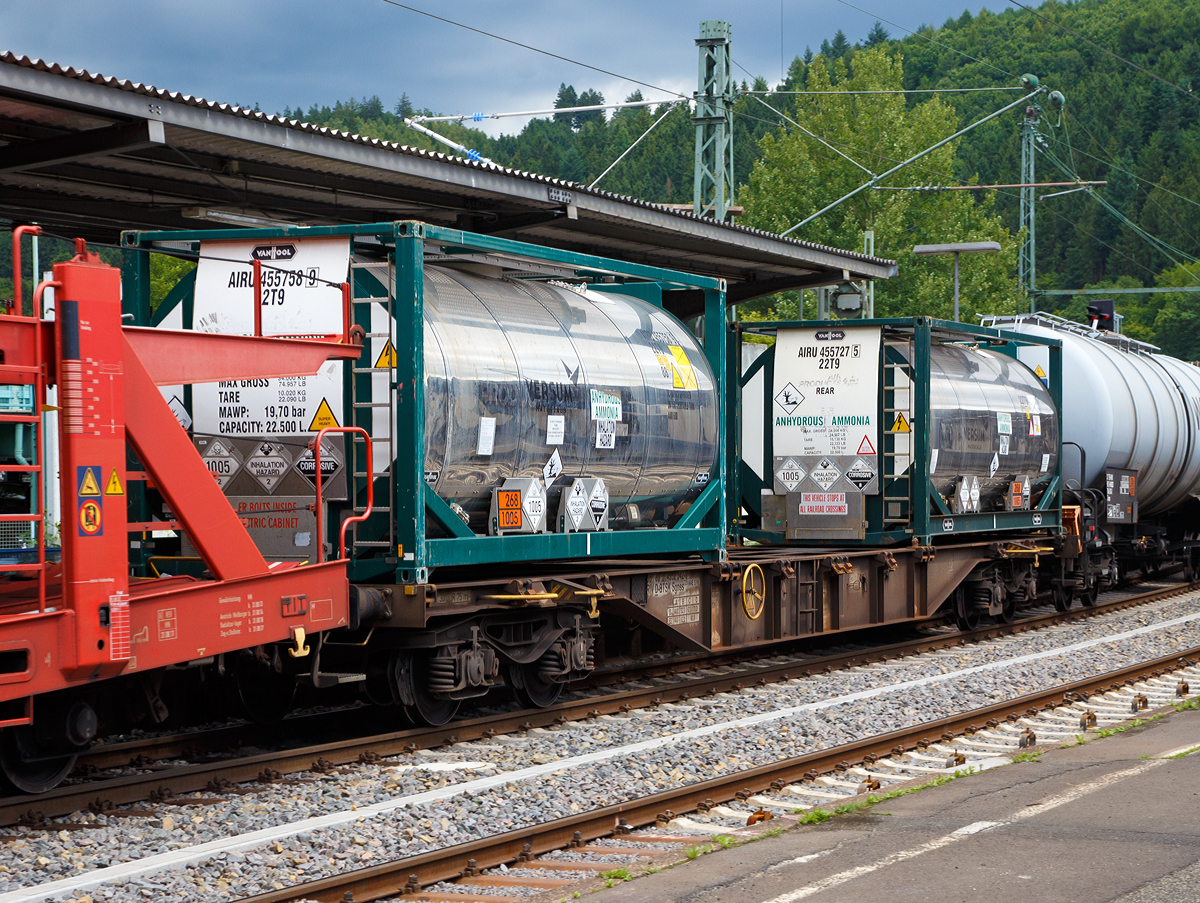 Vierachsiger Drehgestell-Containertragwagen 35 80 4552 042-8 D-BTSK, der Gattung Sgnss 735 (AAE S15), eingestellt und geleast von der DB Cargo AG, ex DB Intermodal Services GmbH, ex BTS Kombiwaggon, bei der Fahrt im Zugverbund am 15.07.2017 durch den Bahnhof Betzdorf/Sieg.  

Der Wagen ist beladen mit zwei 20-Fu�-Tankcontainer mit je bis zu 22.500 Liter (34.000 kg) Wasserfreies Ammoniak (Gefahrgutkennzeichnung 268/1005).

Ab 2001 mietet DB Cargo bei der AAE (heute VTG AG) �ber 800 neu beschaffte 60-Fu�-Containertragwagen der Bauart Sgnss f�r 22,5 Tonnen Radsatzlast an und bezeichnet sie als Sgnss 735. Die seidengrau (RAL 7044) lackierten Wagen sind f�r eine H�chstgeschwindigkeit von 120 km/h geeignet und mit einer Feststellbremse ausgestattet.

Dabei handelt es sich um verschiedene AAE-Typen unterschiedlicher Hersteller, die teilweise direkt an die DB AG geliefert werden. Allen Wagen gemeinsam ist die Konstruktion des Untergestells mit seinen au�en liegenden Langtr�gern, 28 klappbare Containerzapfen, Drehgestelle der Bauart Y25 Lssd und eine automatische Lastabbremsung. Je nach Baulos gibt es Unterschiede in der L�nge �ber Puffer (19,64 m/19,74 m) und der Ladel�nge (18,4 m/18,5 m).

TECHNISCHE DATEN (AAE-Typ S15):
Spurweite: 1.435 mm
Achsanzahl: 4 (in 2 Drehgestelle)
L�nge �ber Puffer: 19.640 mm
Ladel�nge: 18.400 mm
Ladebreite: 2.259 mm 
Drehzapfenabstand: 14.200 mm
Achsabstand im Drehgestell: 1.800 mm
Laufraddurchmesser (neu): 920 mm
Drehgestell: Y25 Lssd
Durchschnittliches Eigengewicht: 19.700 kg
Max. Zuladung: S - 70 t / SS – 60 t (Streckenklasse D)
Zul. Radsatzlast: 22,5 t
H�chstgeschwindigkeit: 100 km/h (S) / 120 km/h (SS)
Verwendungsf�higkeit: RIV
Kleister befahrbarer Gleisbogen: R = 75 m

