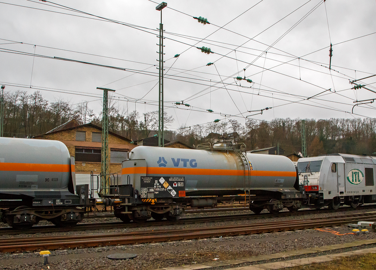 Vierachsiger Drehgestell-Druckgaskesselwagen der Gattung Zagns, 33 80 7809 237-0 D-VTG, der VTG AG (VTG Wagen-Typ G75.053D)  mit dem Ladegut Chlor (Gefahrgutnummer 265/1017) am 05.01.2022 im Zugverband, hinter der ITL 285 108-7. bei der Durchfahrt in Betzdorf (Sieg) in Richtung K�ln. 

Die Gefahrnummer 265 zeigt an - giftiges Gas, brandf�rdernd.
Die vierstellige UN-Nummern gibt den Stoff an – Chlor.

Als Sicherheitseinrichtungen besitzen diese Wagen Crashpuffer, einen �berpufferungsschutz TE25 und Tankschutzschild, sowie verriegelbare Ventilschutzhaube auf dem Tankscheitel. Der Tank ist aus Feinkornbaustahl EStE 460 resp. P460NL2, Werkstoff-Nr. 1.8915 gefertigt.

TECHNISCHE DATEN (gem. Anschriften) :
Spurweite: 1.435 mm
Achsanzahl: 4 (in 2 Drehgestelle)
L�nge �ber Puffer : 14.070 mm
Drehzapfenabstand: 9.030 mm
Achsabstand im Drehgestell: 1.800 mm
H�chstgeschwindigkeit: 100 km/h
Eigengewicht: 26.520 kg
Nutzlast: 63,4 t (bei Streckenklasse D)
Gesamtvolumen: 52.350 Liter
Intern. Verwendungsf�higkeit: RIV
Bauart der Bremse: KE – GP - A
Tankcode:  P22DH / Sondervorschrift TE 22 und TE 25 (�berpufferungsschutz und Tankschutzschild)
P =Tank f�r verfl�ssigte oder unter Druck gel�ste Gase
22= Mindestberechnungsdruck 22 bar
D = Tank mit obenliegenden �ffnungen ohne �ffnungen unterhalb des Fl�ssigkeitsspiegels
H = luftdicht verschlossener Tank