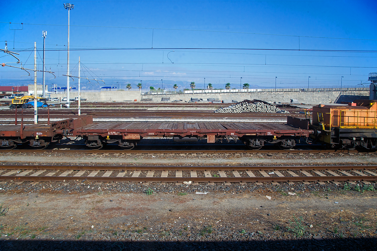 Vierachsiger Drehgestell-Flachwagen 31 83 3969 708-x I-MIR der Gattung Rgmms, der Mercitalia Rail Srl, am 20.07.2022 im Bahnhof Messina Centrale als Schutzwagen für das Trajekt-Manöver, vor der D.145.2037, sowie hinter einem weiteren Flachwagen und einem  2. Klasse MDVC-Reisezugwagen.

TECHNISCHE DATEN: 
Spurweite: 1.435 mm (Normalspur)
Anzahl der Achsen: 4 (in 2 Drehgestellen)
Länge über Puffer:  14.040 mm
Drehzapfenabstand:  9.000 mm
Achsabstand im Drehgestell: 1.800 mm
Länge der Ladefläche: 12.040 mm 
Ladefläche: 36,5 m²
Eigengewicht:  20.260 kg
Max. Zuladung: 59,5 t (ab Streckenklasse C)
Max. Geschwindigkeit: 100 km/h / leer 120 km/h
Bremse: Freno Wu-GP
Feststellbremse: Ja
Verwendungsfähigkeit: RIV