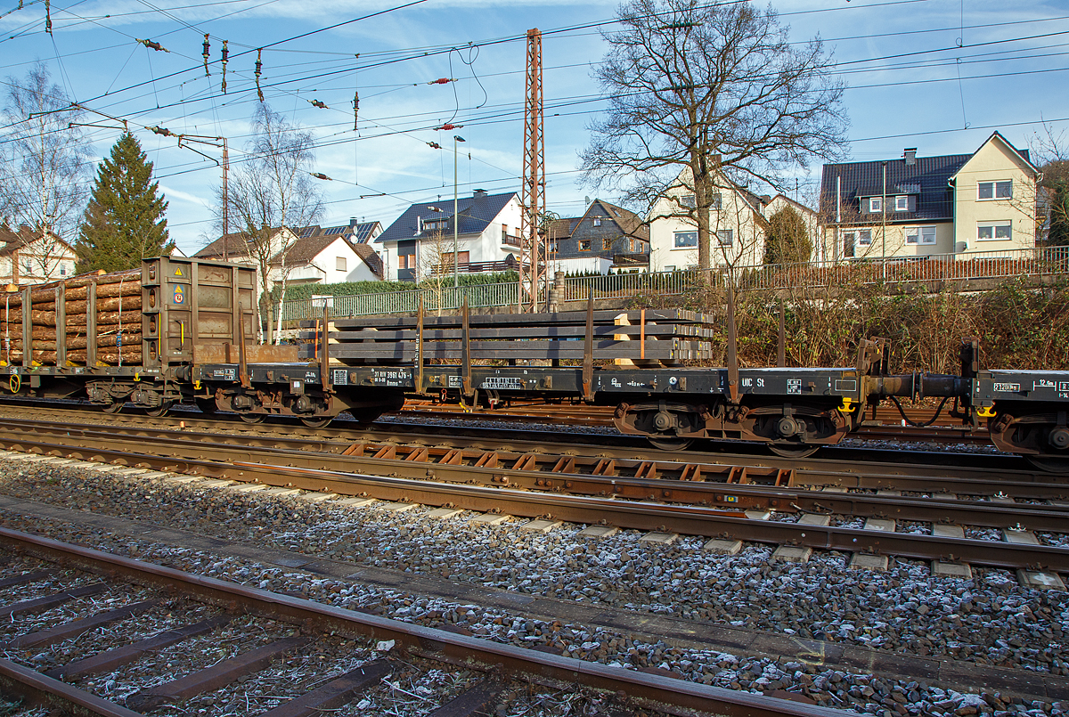 Vierachsiger Drehgestell-Flachwagen mit Drehrungen und Stirnwandklappen, 31 80 3961 476-9 D-DB, Gattung Rmms 664, der DB Cargo AG, beladen mit Stahlkn�ppel (Vierkantstangen), am 22.12.2021 im Zugverband bei einer Zugdurchfahrt in Kreuztal.

Der Wagen ist f�r den Transport von Walzwerkerzeugnissen Stra�enfahrzeugen einschl. Kettenfahrzeugen, Erzeugnissen der Bauindustrie, usw. geeignet. Die an den Stirnseiten angeordneten �berfahrklappen gestatten abgeklappt das Durchfahren von Gleisb�gen mit mindestens 150 m Halbmesser. Die �berfahrklappen liegen im abgeklappten Zustand auf 4 Konsolen auf. In senkrechter Stellung werden sie durch je 2 am Kopfst�ck angeordneten Fallrungen gehalten. Je Wagenl�ngsseite sind 6 absenkbare Drehrungen vorhanden. Der Fu�boden besteht aus Kiefernbohlen mit den Abmessungen 70 x 180 mm. Er kann eine Radlast von 5,0 t aufnehmen. Im Fu�boden sind 6 geteilte, klappbare Ladeschwellen eingebaut. Die Wagen sind mit einer vom Boden aus bedienbaren Feststellbremse ausger�stet. Die Wagen haben eine Klotzbremse mit stufenlos, selbstt�tiger Lastabbremsung.

TECHNISCHE DATEN:
Spurweite: 1.435 mm (Normalspur)
Gattung/Bauart: Rmms 664
Erstes Baujahr: 1968
Anzahl der Achsen: 4 in 2 Drehgestellen
L�nge �ber Puffer: 14.040 mm
Drehzapfenabstand: 9.000 mm
Achsabstand im Drehgestell: 1.800 mm
Ladel�nge: 12.644 mm
Ladebreite: 2.904 mm 
Ladefl�che: 36,0 m�
Fu�bodenh�he �ber SO: 1.235 mm
H�chstgeschwindigkeit: 100 km/h (beladen) / 120 km/h (leer)
Eigengewicht: 21.500 kg
Maximale Ladegewicht: 59 t (ab Streckenklasse C)
Laufraddurchmesser (neu): 920 mm
Kleinster bef. Gleisbogenradius: 35 m
Bauart der Bremse: KE-GP-A  max. 56 t (LL)
Handbremse: Fbr (wirkt auf beide Drehgestelle)
Internationale Verwendungsf�higkeit: RIV