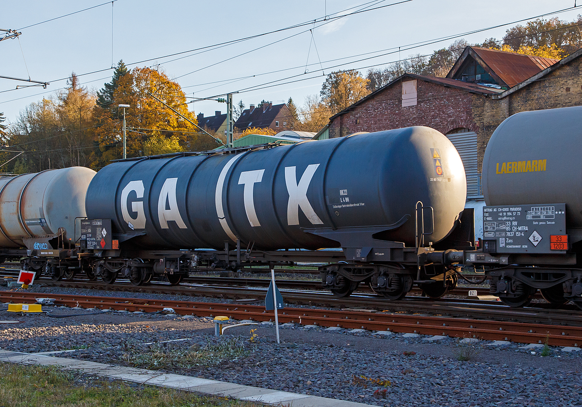 Vierachsiger Drehgestell-Kesselwagen 33 80 7837 320-0 D-GATXA der Gattung Zans der GATX Rail Austria GmbH (registriert in Deutschland), Zugverband am 09.11.2021 bei der Zugdurchfahrt in Betzdorf (Sieg),

Die Gefahrgutkennzeichnung 33/1203 zeigt an es handelt sich um Benzin bzw. Ottokraftstoff.

TECHNISCHE DATEN (gem. Anschriften) :
Gattung: Zans,  GATX Typ 1695
Spurweite: 1.435 mm
Achsanzahl: 4 (in 2 Drehgestelle)
Länge über Puffer: 17.000 mm
Drehzapfenabstand: 11.460 mm
Achsabstand im Drehgestell: 1.800 mm
Laufraddurchmesser:  920  mm (neu) 
Eigengewicht: ca. 23.700 kg
Tankinhalt: 95.070 l 
Max. Ladegewicht: 66,3t (Streckenklasse D)
Höchstgeschwindigkeit: 100 km/h (beladen) / 120 km/h (leer)
Bremse: MH-GP (K)
Bremssohle: Cosid 810
Intern. Verwendungsfähigkeit:  TEN-GE
Prüfdruck: 4,0 bar
Max. Betriebsdruck: 3,0 bar
Tankcode: L 4 BH
L= Tank für Stoffe in flüssigem Zustand (flüssige Stoffe oder feste Stoffe, die in geschmolzenem Zustand zur Beförderung aufgegeben werden)
4= zutreffender Mindestprüfdruck in bar
B = Tank mit Bodenöffnungen mit 3 Verschlüssen für das Befüllen oder Entleeren 
H = luftdicht verschlossener Tank
