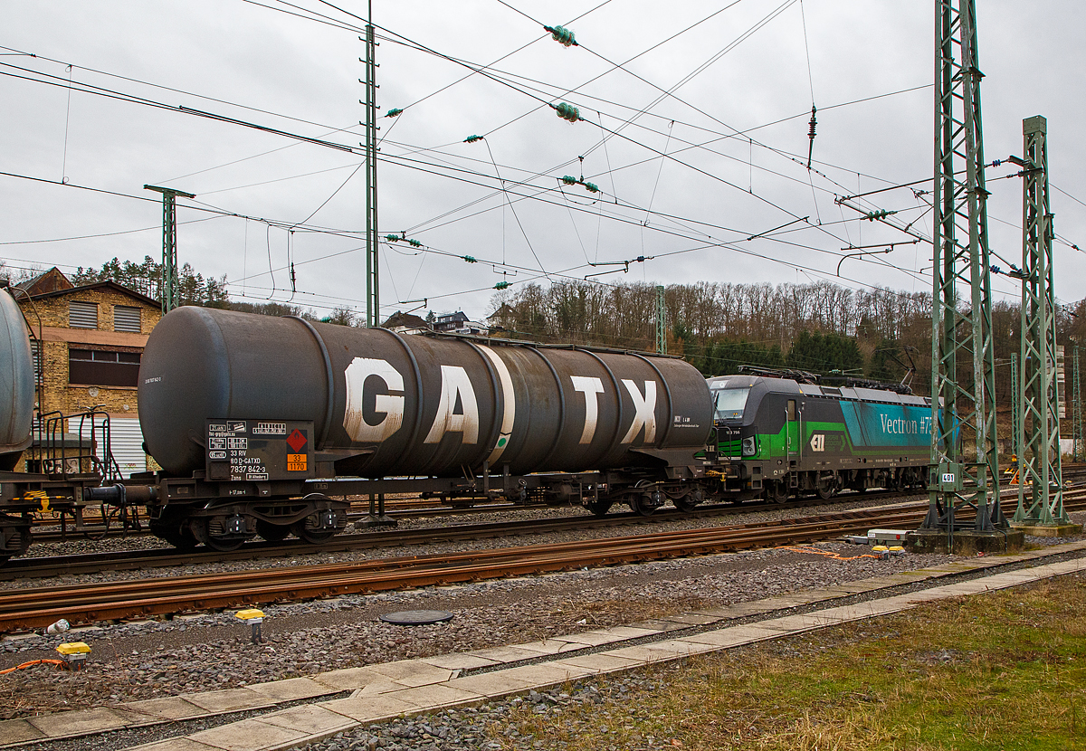 Vierachsiger Drehgestell-Kesselwagen 33 80 7837 842-3 D-GATXD, der Gattung Zans, der GATX Rail Germany GmbH, Zugverband am 22.02.2022 bei der Zugdurchfahrt in Betzdorf (Sieg),

Die Gefahrgutkennzeichnung 33/1170 zeigt an es handelt sich um Ethanol (Ethylalkohol). 

TECHNISCHE DATEN (gem. Anschriften) :
Spurweite: 1.435 mm
Achsanzahl: 4 (in 2 Drehgestelle)
Länge über Puffer: 17.000 mm
Drehzapfenabstand: 11.460 mm
Achsabstand im Drehgestell: 1.800 mm
Laufraddurchmesser:  920  mm (neu) 
Eigengewicht: 23.600 kg
Tankinhalt: 95.447 l 
Max. Ladegewicht: 66,4 t (Streckenklasse D) / DB auf CM 60,4 t
Höchstgeschwindigkeit: 100 km/h 
Kleinster befahrbarer Gleisbogen: R 35 m
Bremse: KE-GP (LL)
Intern. Verwendungsfähigkeit: RIV

Max. Betriebsdruck: 3,0 bar
Tankcode: L 4 BH
L= Tank für Stoffe in flüssigem Zustand (flüssige Stoffe oder feste Stoffe, die in geschmolzenem Zustand zur Beförderung aufgegeben werden)
4= zutreffender Mindestprüfdruck in bar
B = Tank mit Bodenöffnungen mit 3 Verschlüssen für das Befüllen oder Entleeren 
H = luftdicht verschlossener Tank