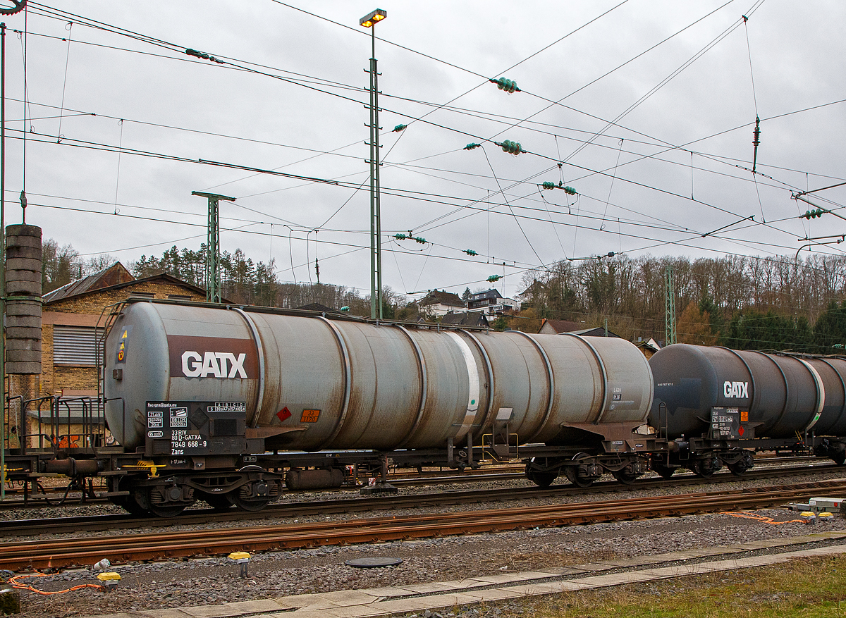 Vierachsiger Drehgestell-Kesselwagen 33 80 7848 668-9 D-GATXA, der Gattung Zans, der GATX Rail Austria GmbH (registriert in Deutschland), Zugverband am 22.02.2022 bei der Zugdurchfahrt in Betzdorf (Sieg),

Die Gefahrgutkennzeichnung 33/1170 zeigt an es handelt sich um Ethanol (Ethylalkohol). 

TECHNISCHE DATEN (gem. Anschriften) :
Spurweite: 1.435 mm
Achsanzahl: 4 (in 2 Drehgestelle)
Länge über Puffer: 17.000 mm
Drehzapfenabstand: 11.460 mm
Achsabstand im Drehgestell: 1.800 mm
Laufraddurchmesser:  920  mm (neu) 
Eigengewicht: 24.045 kg
Tankinhalt: 95.202 l 
Max. Ladegewicht: 65,9 t (Streckenklasse D) / DB auf CM 59,9 t
Höchstgeschwindigkeit: 100 km/h 
Kleinster befahrbarer Gleisbogen: R 35 m
Bremse: KE-GP (LL)
Intern. Verwendungsfähigkeit: RIV

Max. Betriebsdruck: 3,0 bar
Tankcode: L 4 BH
L= Tank für Stoffe in flüssigem Zustand (flüssige Stoffe oder feste Stoffe, die in geschmolzenem Zustand zur Beförderung aufgegeben werden)
4= zutreffender Mindestprüfdruck in bar
B = Tank mit Bodenöffnungen mit 3 Verschlüssen für das Befüllen oder Entleeren 
H = luftdicht verschlossener Tank