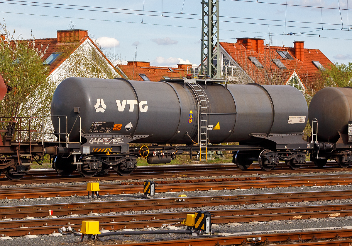 Vierachsiger Drehgestell-Kesselwagen 37 80 7840 032-2 D-VTG, der Gattung Zacns (VTG Typ C35.064D), des Waggonvermieters VTG AG (Hamburg), am 14.04.2018 im Zugverband bei der Durchfahrt im Bahnhof Friedberg (Hessen).

Die Gefahrtafel 80/1789 zeigt an es handelt sich um Chlorwasserstoffs�ure auch besser bekannt als Salzs�ure.

Der Wagen ist optimiert f�r den Transport von Salzs�ure verschiedener Konzentrationen. Der Tank ist Normalstahl (S355J2+N) und innen gummiert.

TECHNISCHE DATEN (gem. Anschriften) :
Spurweite: 1.435 mm
Achsanzahl: 4 (in 2 Drehgestelle)
L�nge �ber Puffer: 14.940 mm
Drehzapfenabstand: 9.900 mm
Achsabstand im Drehgestell: 1.800 mm
Eigengewicht: 21.390 kg
Tankinhalt: 63.670 l 
Max. Ladegewicht: 68,4 t (Streckenklasse D)
Kleinster bef. Gleisbogenradius: 35 m
Zul. Radsatzlast: 22,5 t
H�chstgeschwindigkeit: 100 km/h (beladen) / 120 km/h (leer)
Intern. Verwendungsf�higkeit: TEN
Tankcode: L4DH
L= Tank f�r Stoffe in fl�ssigem Zustand (fl�ssige Stoffe oder feste Stoffe, die in geschmolzenem Zustand zur Bef�rderung aufgegeben werden)
4= zutreffender Mindestpr�fdruck in bar
D= Tank mit obenliegenden �ffnungen ohne �ffnungen unterhalb des Fl�ssigkeitsspiegels
H = luftdicht verschlossener Tank
Max. Betriebsdruck: 3,0 bar