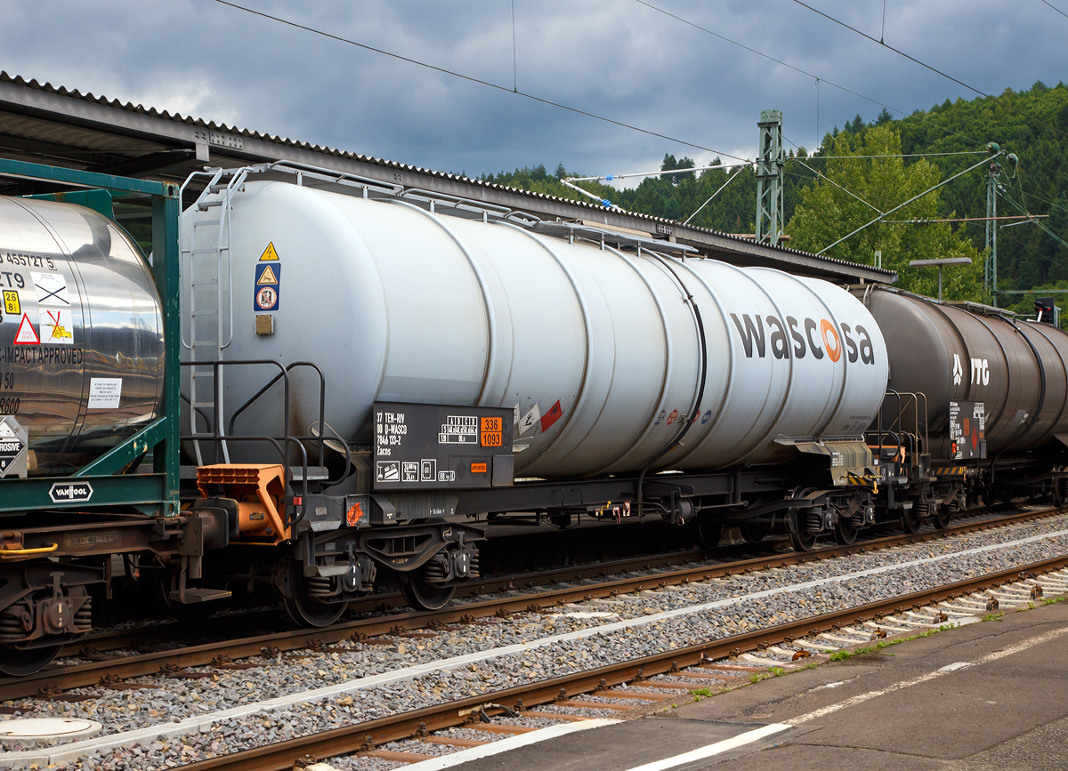 Vierachsiger Drehgestell-Kesselwagen 37 80 7846 133-2 D-WASCO, der Gattung Zacns, der WASCOSA AG (Luzern), bei der Fahrt im Zugverbund am 15.07.2017 durch den Bahnhof Betzdorf/Sieg.  
Die Gefahrgutkennzeichnung 336/1093 zeigt an es handelt sich um Acrylnitril, dieser wird in einer katalytisch gesteuerten Umsetzung von Propen mit Ammoniak und reinem Sauerstoff hergestellt. Es dient als Ausgangsstoff f�r die Herstellung von Acryls�ure und Acrylamid. Au�erdem ist Acrylnitril eine Komponente f�r Klebstoffe, Emulgatoren und L�sungsmitteln. 

TECHNISCHE DATEN (gem. Anschriften) :
Spurweite: 1.435 mm
Achsanzahl: 4 (in 2 Drehgestelle)
L�nge �ber Puffer: 16.640 mm
Achsabstand im Drehgestell: 1.800 mm
Laufraddurchmesser:  920  mm (neu) 
Eigengewicht: ca. 24.000 kg
Tankinhalt: 88.100 l 
Max. Ladegewicht: 66 t (Streckenklasse D)
Zul. Radsatzlast: 22,5 t
H�chstgeschwindigkeit: 100 km/h (beladen) / 120 km/h (leer)
Verwendungsf�higkeit: TEN – RIV
Tankcode: L10DH
L= Tank f�r Stoffe in fl�ssigem Zustand (fl�ssige Stoffe oder feste Stoffe, die in geschmolzenem Zustand zur Bef�rderung aufgegeben werden)
10= zutreffender Mindestpr�fdruck in bar
D= Tank mit obenliegenden �ffnungen ohne �ffnungen unterhalb des Fl�ssigkeitsspiegels
H = luftdicht verschlossener Tank
Max. Betriebsdruck: 3,0 bar
