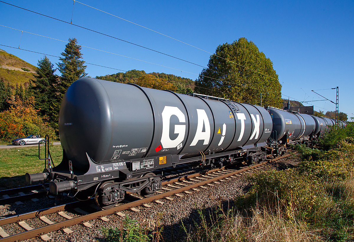Vierachsiger-Drehgestell Kesselwagen f�r D�senkraftstoff (Jet A-1), der Gattung Zans, registriert als 37 84 7829 616-3 NL-GATXD der GATX Rail Germany GmbH am 13.10.2018 im Zugverband bei der Durchfahrt in Leutesdorf.

Die Gefahrguttafel zeigt es auch noch an: (oben) Gefahrgutnummer 30 = entz�ndbarer fl�ssiger Stoff (Flammpunkt von 23 �C bis einschlie�lich 60 �C) / (unten) UN-Nummer 1863 = D�senkraftstoff (Kerosin bzw. Flugturbinenkraftstoff)

TECHNISCHE DATEN:
Gattung: Zans  (GATX Typ 1697)
Spurweite: 1.435 mm
L�nge �ber Puffer : 16.690 mm
Drehzapfenabstand: 11.150 mm
Achsabstand im Drehgestell: 1.800 mm
Laufraddurchmesser: 920 mm
H�chstgeschwindigkeit: 100 km/h (120 km/h leer)
Eigengewicht: 22.600 kg
Nutzlast: 67,4 t (ab Streckenklasse D)
Gesamtvolumen: 97.317 Liter
Bremse: MH-GP
Pr�fdruck: 4,0 bar
Max. Betriebsdruck: 3,0 bar
Tankcode: L 4 BH
L= Tank f�r Stoffe in fl�ssigem Zustand (fl�ssige Stoffe oder feste Stoffe, die in geschmolzenem Zustand zur Bef�rderung aufgegeben werden)
4= zutreffender Mindestpr�fdruck in bar
B = Tank mit Boden�ffnungen mit 3 Verschl�ssen f�r das Bef�llen oder Entleeren 
H = luftdicht verschlossener Tank
Intern. Verwendungsf�higkeit:  TEN
