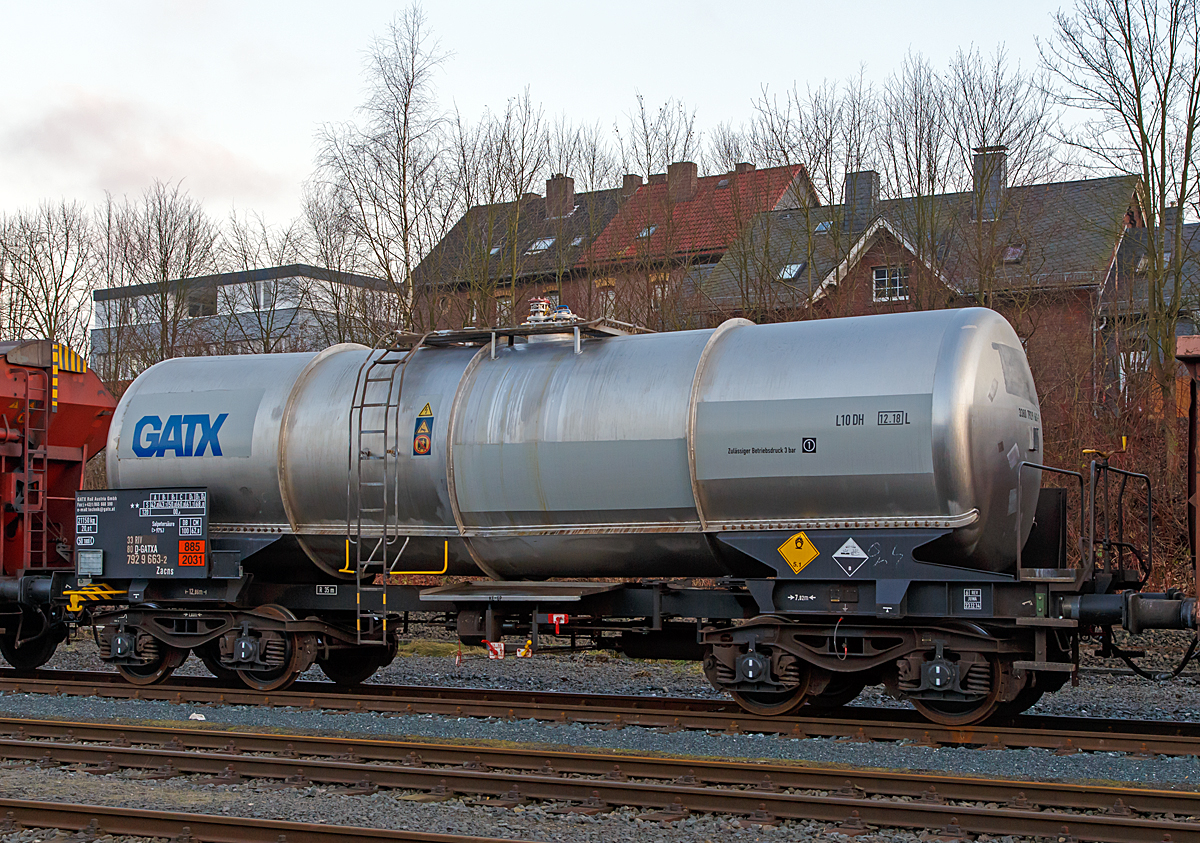 Vierachsiger-Drehgestell Kesselwagen für Salpetersäure (>98%), der Gattung Zacns, registriert als 33 RIV 80 D- GATXA 7929 663-2 der GATX Rail Austria GmbH am 11.02.2015 abgestellt in Herdorf (KSW-Bahnhof).

Die Gefahrguttafel zeigt es auch noch an: (oben) Gefahrgutnummer 885 = stark ätzender Stoff / (unten) UN-Nummer 2031 = Salpetersäure, andere als rotrauchend, mit mehr als 70 % Säurebrandfördernd.
Die reine Säure ist farblos und hat einen scharf stechenden Geruch. Sie wird unter anderem zur Herstellung von Sprengstoffen verwendet.
TECHNISCHE DATEN:
Gattung:  Zacns
Spurweite: 1.435 mm
Länge über Puffer : 12.860 mm
Drehzapfenabstand:  7.820 mm
Achsabstand im Drehgestell: 1.800 mm
Höchstgeschwindigkeit: 100 km/h (120 km/h leer)
Eigengewicht:  21.150 kg
Nutzlast:  68,8 t
Gesamtvolumen: 50.180 Liter
Prüfdruck:  4 bar
Max. Betriebsdurck: 3 bar
Tankcode:  L10DH
Behälterwerkstoff : Edelstahl
