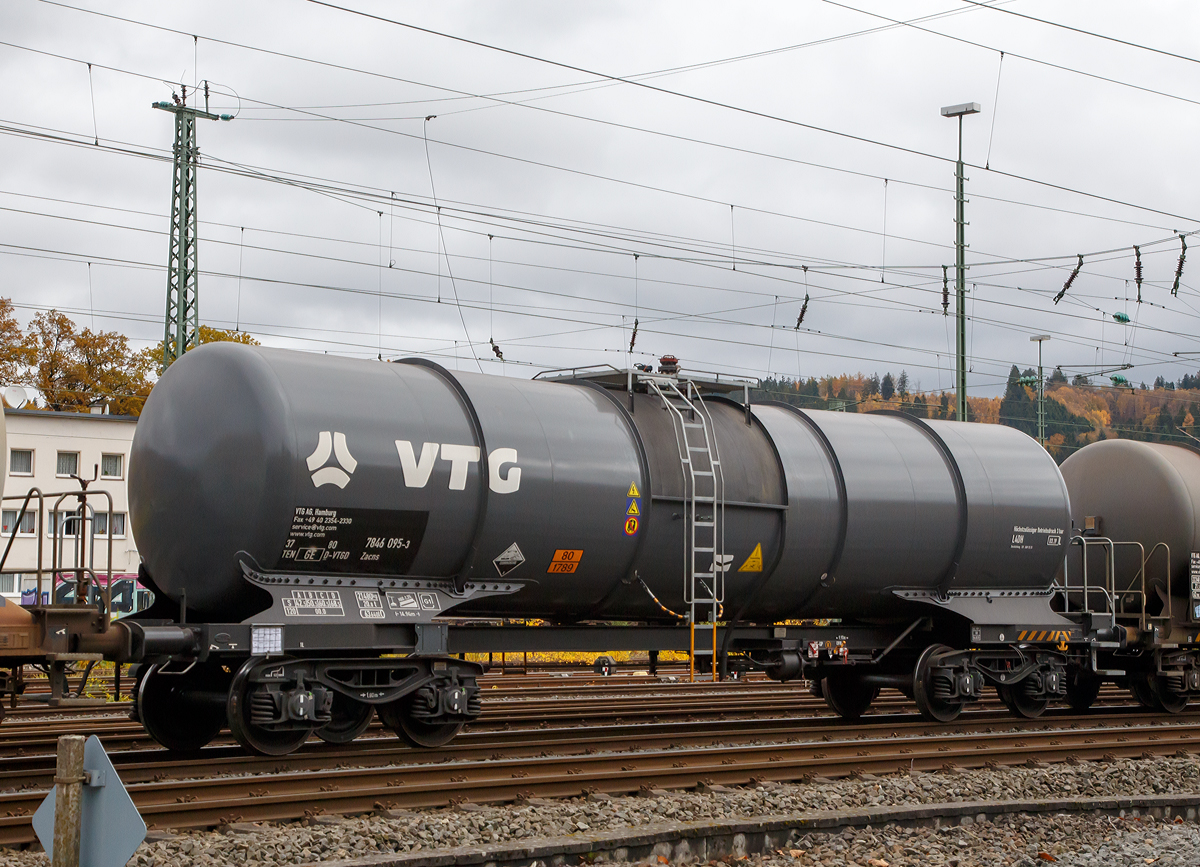 Vierachsiger-Drehgestell Kesselwagen Zacns f�r Salzs�ure der Vermietungsfirma VTG AG (Hamburg) eingestellt als 37 TEN 80 D-ERMD 7846 095-3, am 07.11.2015 im Zugverband bei der Durchfahrt im Bf Betzdorf/Sieg.

Der Kesselwagen tr�gt die Gefahrentafel 80/1789 f�r Salzs�ure (systematischer Name Chlorwasserstoffs�ure), ist eine w�sserige L�sung des Gases Chlorwasserstoff, in der der Chlorwasserstoff in Oxonium- und Chloridionen dissoziiert ist. Sie z�hlt zu den Minerals�uren und ist eine starke, anorganische S�ure.
Der Kesselwagen besitzt um den Bef�llungsdom herum eine besondere Einrichtung, um beim Bef�llen versch�ttete Fl�ssigkeiten zu sammeln. 

TECHNISCHE DATEN:
Gattung: Zacns
Spurweite: 1.435 mm
L�nge �ber Puffer : 14.940 mm
Drehzapfenabstand: 9.900mm
Achsabstand im Drehgestell: 1.800 mm
H�chstgeschwindigkeit: 100 km/h (120 km/h leer)
Eigengewicht: 21.480 kg
Nutzlast: 68,5  t
Gesamtvolumen: 63.640 Liter
Pr�fdruck: 4 bar
Max. Betriebsdurck: 3 bar
Tankcode: L4DH 