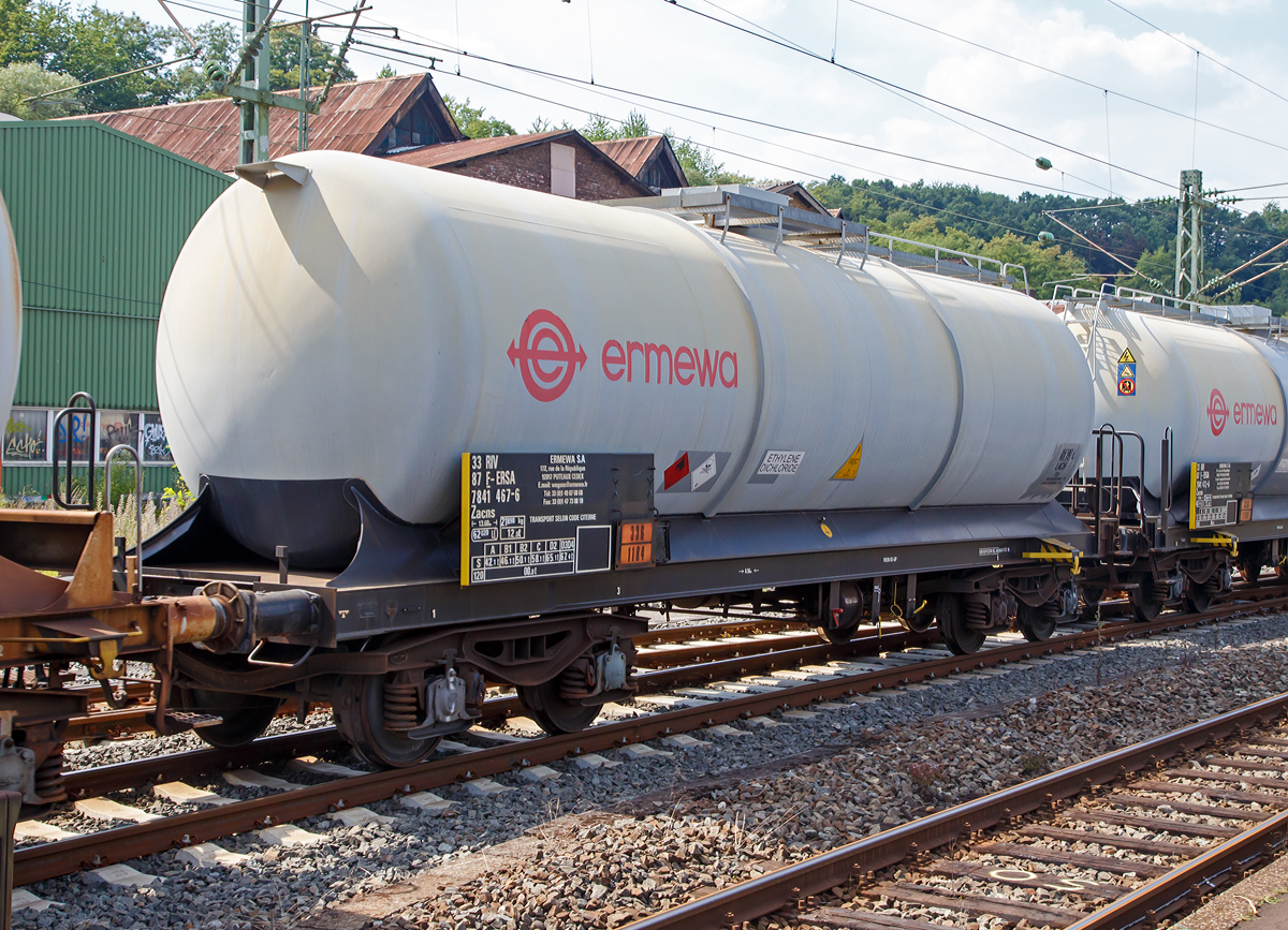 Vierachsiger-Drehgestell Kesselwagen Zacns der Vermietungsfirma ERMEWA eingestellt als 33 RIV 87 F-ERSA 7841 467-6, am 22.08.2015 im Zugverband bei der Durchfahrt im Bf Betzdorf/Sieg.

Der Kesselwagen tr�gt die Gefahrentafel 336/1184 f�r Ethylendichlorid (auch genannt als 1,2-Dichlorethan oder EDC). Diese chemische Verbindung geh�rt zu den Chlorkohlenwasserstoffen und ist eine farblose, brennbare und giftige Fl�ssigkeit mit chloroformartigem Geruch. 

TECHNISCHE DATEN:
Gattung: Zacns
Spurweite: 1.435 mm
L�nge �ber Puffer : 13.600mm
Drehzapfenabstand: 8.560 mm
Achsabstand im Drehgestell: 1.800 mm
H�chstgeschwindigkeit: 100 km/h (120 km/h leer)
Eigengewicht: 21.890 kg
Nutzlast: 67,4 t
Gesamtvolumen: 62.020 Liter
Pr�fdruck: 4 bar
Max. Betriebsdurck: 3 bar
Tankcode: L4CH