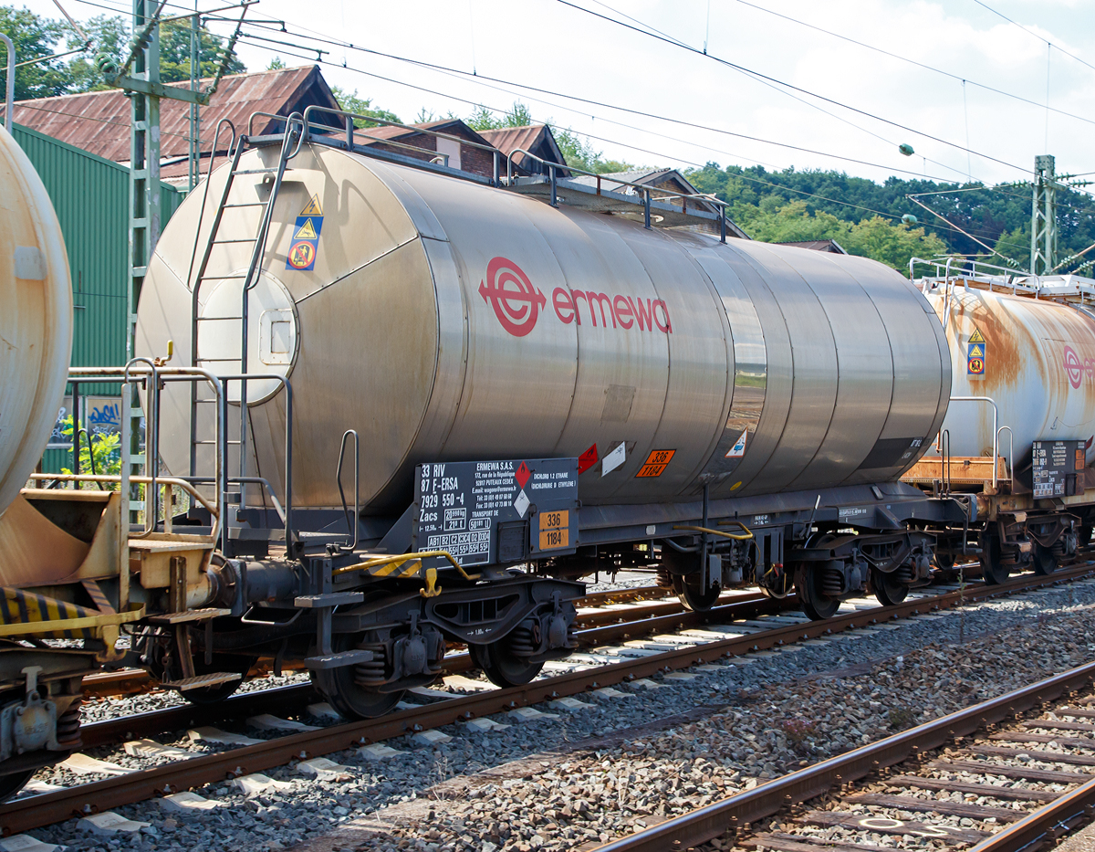 Vierachsiger-Drehgestell Kesselwagen Zacs der Vermietungsfirma ERMEWA eingestellt als 33 RIV 87 F-ERSA 7929 550-4, am 22.08.2015 im Zugverband bei der Durchfahrt im Bf Betzdorf/Sieg.

Der Kesselwagen tr�gt die Gefahrentafel 336/1184 f�r Ethylendichlorid (auch genannt als 1,2-Dichlorethan oder EDC). Diese chemische Verbindung geh�rt zu den Chlorkohlenwasserstoffen und ist eine farblose, brennbare und giftige Fl�ssigkeit mit chloroformartigem Geruch. 

TECHNISCHE DATEN:
Gattung: Zacs
Spurweite: 1.435 mm
L�nge �ber Puffer : 12.500 mm
Drehzapfenabstand: 7.450 mm
Achsabstand im Drehgestell: 1.800 mm
H�chstgeschwindigkeit: 100 km/h (120 km/h leer)
Eigengewicht: 20.990 kg
Nutzlast: 55,6 t
Gesamtvolumen: 50.181 Liter
Pr�fdruck: 4 bar
Max. Betriebsdurck: 3 bar
Tankcode: L4CH