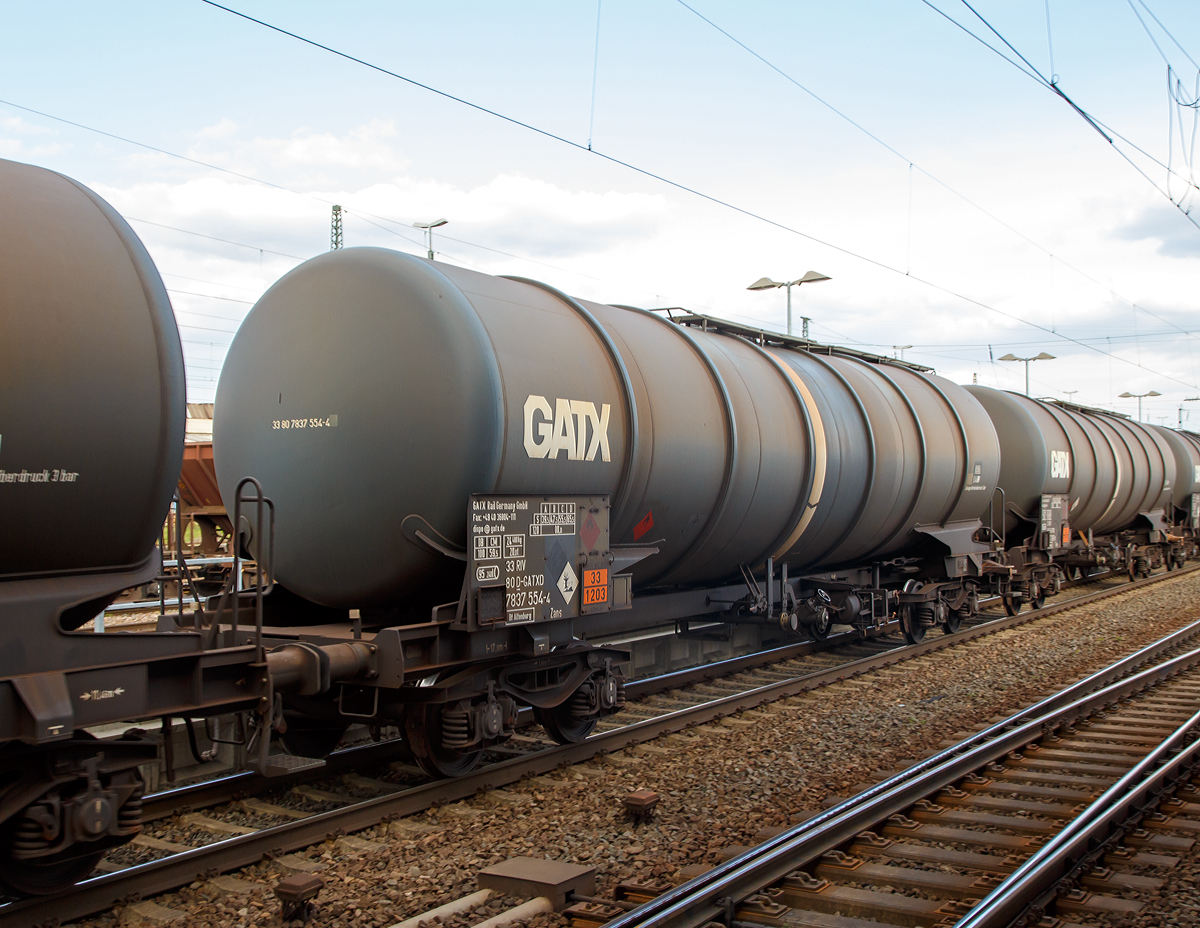 Vierachsiger-Drehgestell Kesselwagen Zans, der Vermietungsfirma GATX Rail Germany GmbH,  eingestellt als 33 RIV 80 D-GATXD 7837 554-4, am 09.04.2016 im Zugverband bei der Durchfahrt im Bf Neuwied.

Der Kesselwagen tr�gt die Gefahrentafel 33/1203 f�r Benzin (sein wohl sehr h�ufig gesehener Zahlencode).

TECHNISCHE DATEN:
Gattung: Zans
Spurweite: 1.435 mm
L�nge �ber Puffer : 17.000 mm
Drehzapfenabstand: 11.460mm
Achsabstand im Drehgestell: 1.800 mm
H�chstgeschwindigkeit: 100 km/h (120 km/h leer)
Eigengewicht: 24.480 kg
Nutzlast: 65,5 t
Gesamtvolumen: 95.240 Liter
Pr�fdruck: 4 bar
Max. Betriebsdruck: 3 bar
Tankcode: L4BH