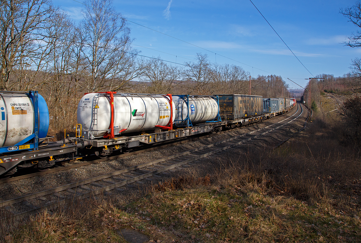 Vierachsiger Drehgestell-Taschenwagen für den Transport von Sattelaufliegern und Container 83 85 451 2 061-3 CH-HUPAC der Gattung Sdgmns der Hupac Intermodal SA, am 13.03.2022 im Zugverband bei einer Zugdurchfahrt bei Wilnsdorf-Rudersdorf. Hier beladen mit zwei 20 Fuß-Tankcontainern.

Dieser Wagen wurden bereits 1991 von Talbot in Aachen gebaut, sie entsprechen denen der Gattung Sdgmns 743 der DB Cargo AG.

TECHNISCHE DATEN:
Spurweite: 1.435 mm
Länge über Puffer: 18.340 mm
Drehzapfenabstand: 13.300 mm
Achsabstand im Drehgestellen: 1.800 mm
Ladelänge: 17.100 mm
Eigengewicht: ca. 21.000 kg 
Max. Zuladung bei Lastgrenze S: 69,0  t (ab Streckenklasse D)
Max. Geschwindigkeit: 100 km/h (beladen) / 120 km/h (leer)
Kleinster befahrbarer Gleisbogen: R 75 m
Feststellbremse: Ja 
Intern. Verwendungsfähigkeit: RIV
Vierachsiger Drehgestell-Taschenwagen für den Transport von Sattelaufliegern und Container 83 85 451 2 061-3 CH-HUPAC der Gattung Sdgmns der Hupac Intermodal SA, am 13.03.2022 im Zugverband bei einer Zugdurchfahrt bei Wilnsdorf-Rudersdorf. Hier beladen mit zwei 20 Fuß-Tankcontainern.

Dieser Wagen wurden bereits 1991 von Talbot in Aachen gebaut, sie entsprechen denen der Gattung Sdgmns 743 der DB Cargo AG.

TECHNISCHE DATEN:
Spurweite: 1.435 mm
Länge über Puffer: 18.340 mm
Drehzapfenabstand: 13.300 mm
Achsabstand im Drehgestellen: 1.800 mm
Ladelänge: 17.100 mm
Eigengewicht: ca. 21.000 kg 
Max. Zuladung bei Lastgrenze S: 69,0  t (ab Streckenklasse D)
Max. Geschwindigkeit: 100 km/h (beladen) / 120 km/h (leer)
Kleinster befahrbarer Gleisbogen: R 75 m
Feststellbremse: Ja 
Intern. Verwendungsfähigkeit: RIV
