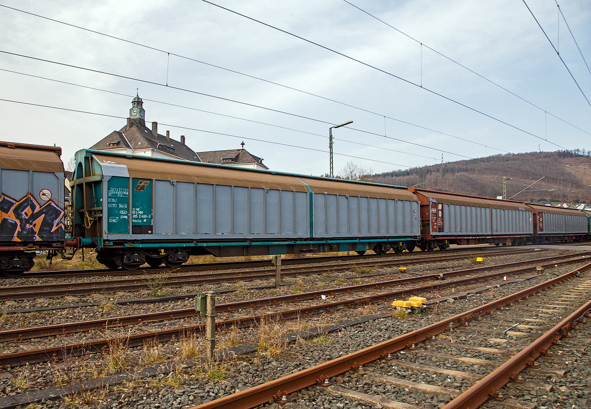 Vierachsiger, großräumiger Schiebewandwagen 31 83 2852 465-3 I-MIR, der Gattung Habillss, der Mercitalia Rail Srl am 16.03.2022 im Zugverband bei der Zugdurchfahrt in Niederschelden (Sieg). Oft wird mit diesen Wagen/Zügen Mineralwasser von Italien nach Deutschland gebracht. Die Mercitalia Rail Srl, eine 100%tige Tochter der Ferrovie dello Stato Italiane (FS, deutsch Italienische Staatseisenbahnen).

TECHNISCHE DATEN:
Spurweite: 1.435 mm
Länge über Puffer : 21.600 mm
Eigengewicht: 31.200 kg
Ladelänge: 20.340 mm
Ladefläche: 57,5 m²
Rauminhalt: 153 m³
Max. Zuladung bei Lastgrenze S: 59,0 t (ab Streckenklasse D)
Max. Zuladung bei Lastgrenze SS: 27,0 t (ab Streckenklasse A)
Max. Geschwindigkeit: 100 km/h (Lastgrenze SS und leer 120 km/h)
Kleinster befahrbarer Gleisbogenradius:  60m 
Intern. Verwendungsfähigkeit: RIV
